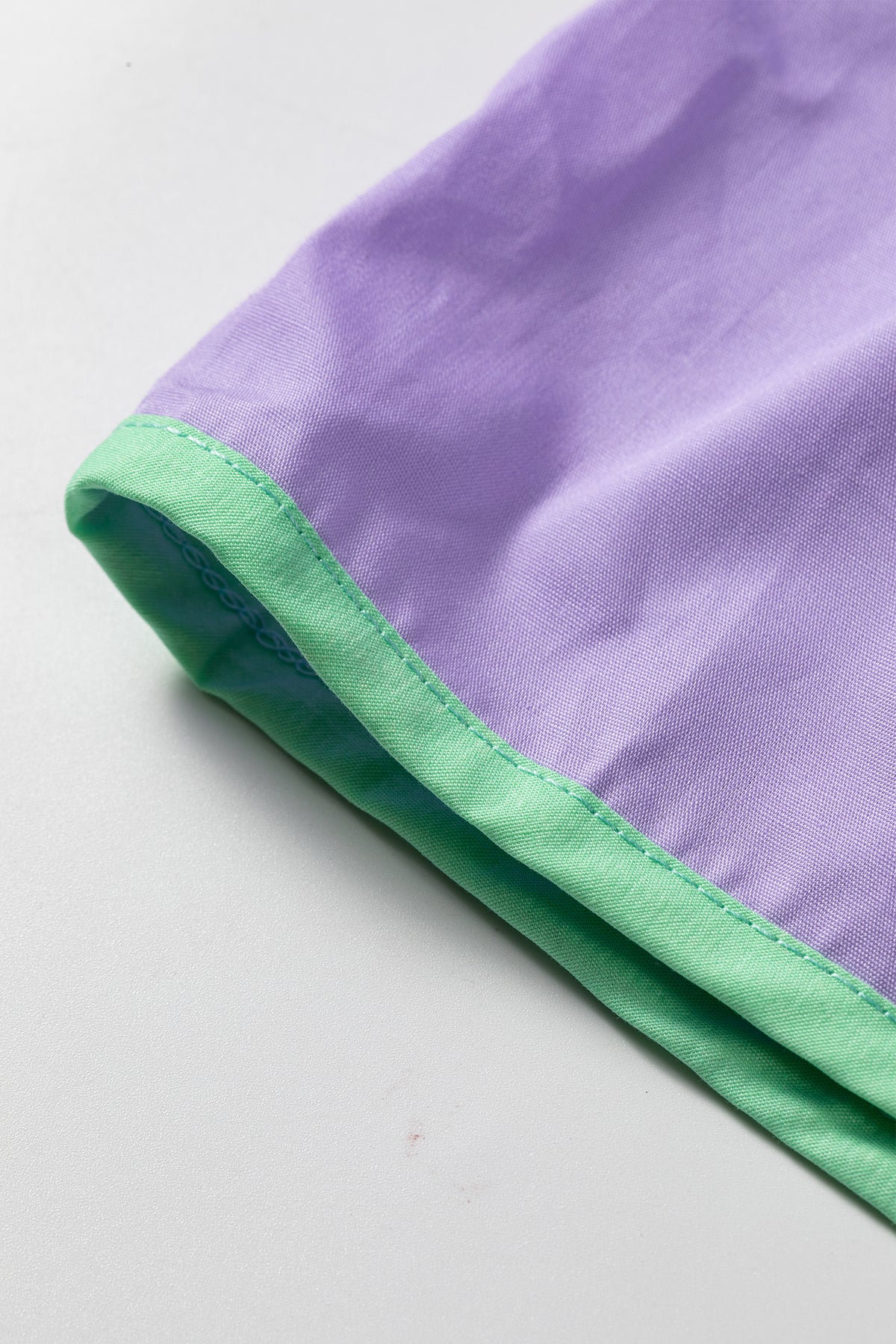 Conjunto de 2 piezas: top de manga larga con medio botón y rayas moradas, y shorts combinables.