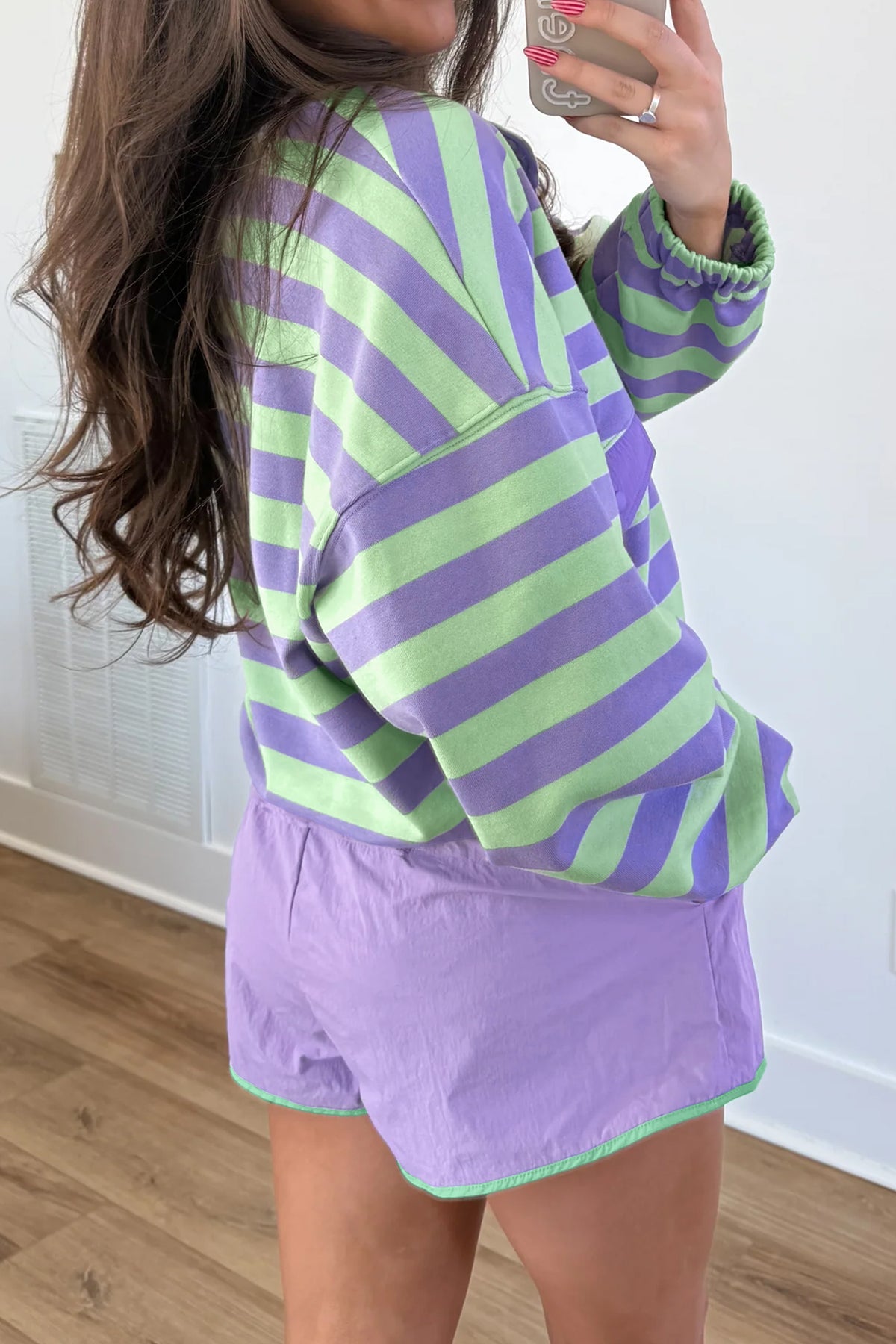 Conjunto de 2 piezas: top de manga larga con medio botón y rayas moradas, y shorts combinables.