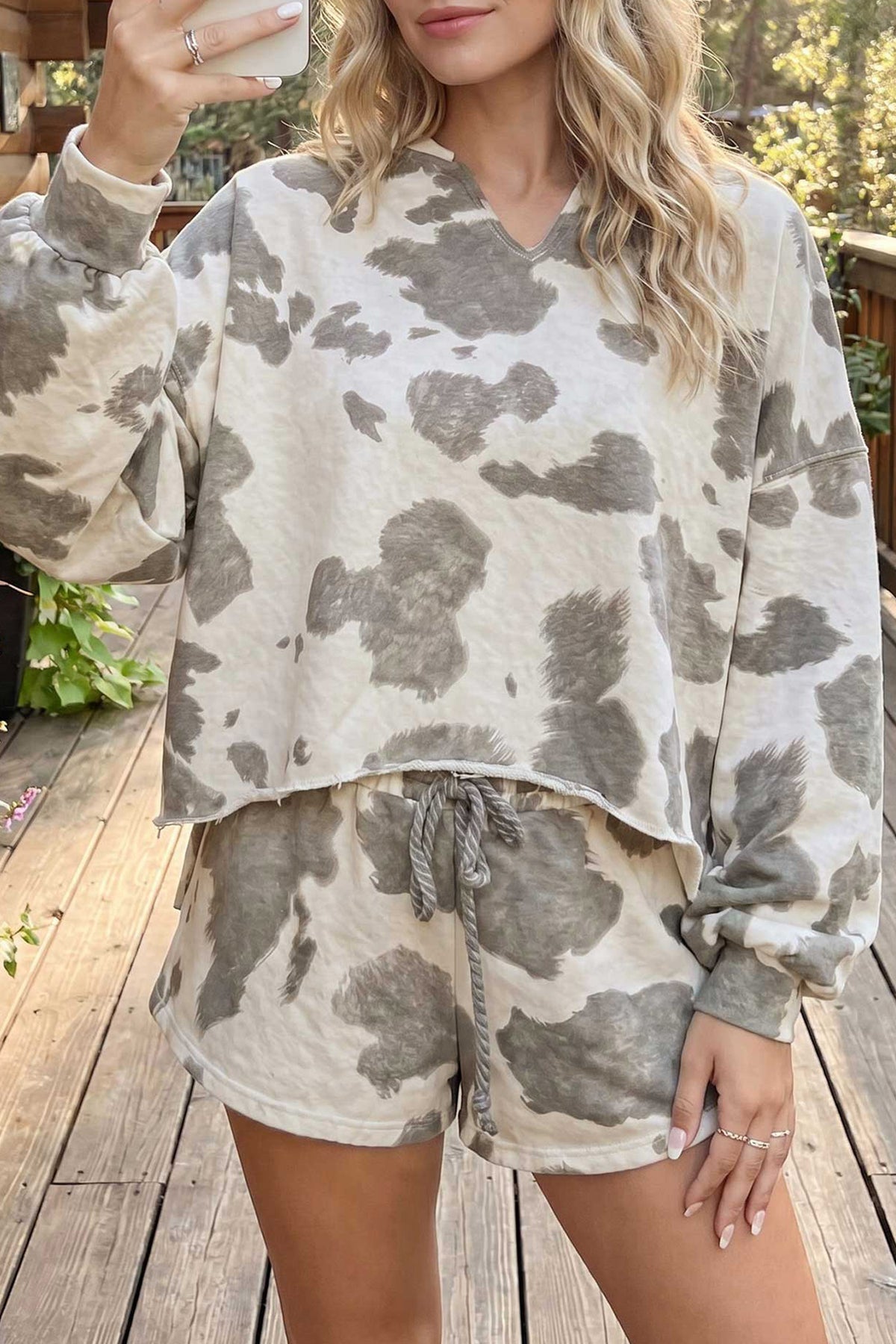Conjunto de top de manga larga con bajo sin rematar y shorts con cordón ajustable, estampado western gris.