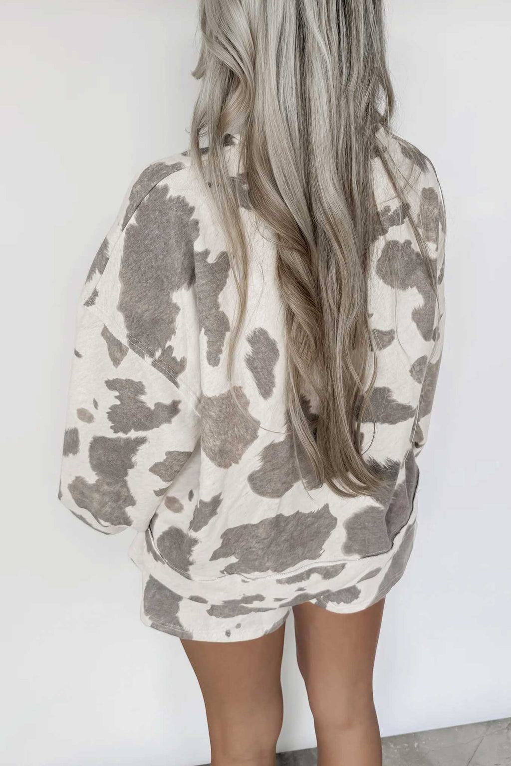 Conjunto de top de manga larga con bajo sin rematar y shorts con cordón ajustable, estampado western gris.