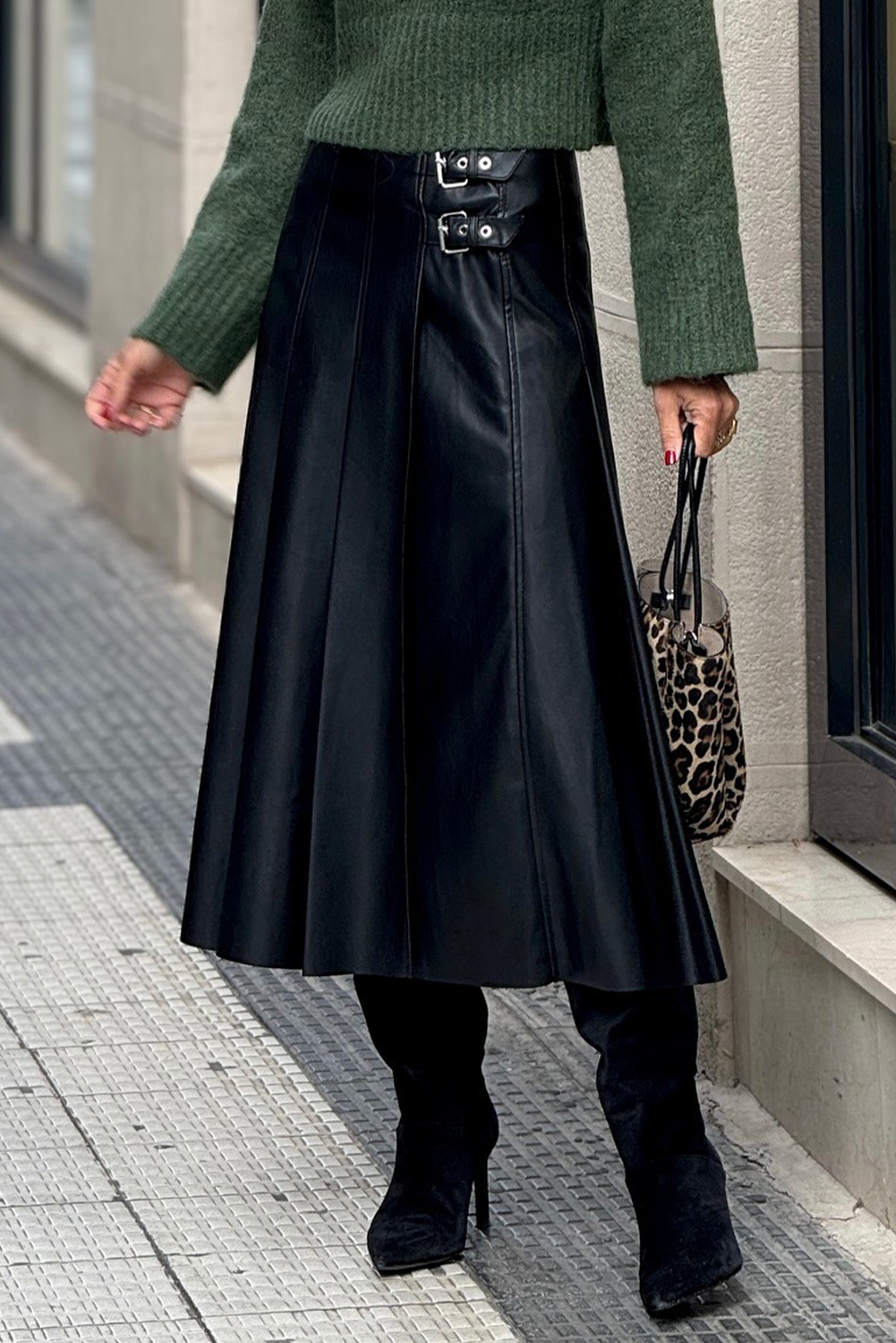 Falda midi acampanada con pliegues y detalle de hebilla retro de piel sintética negra