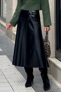 Falda midi acampanada con pliegues y detalle de hebilla retro de piel sintética negra