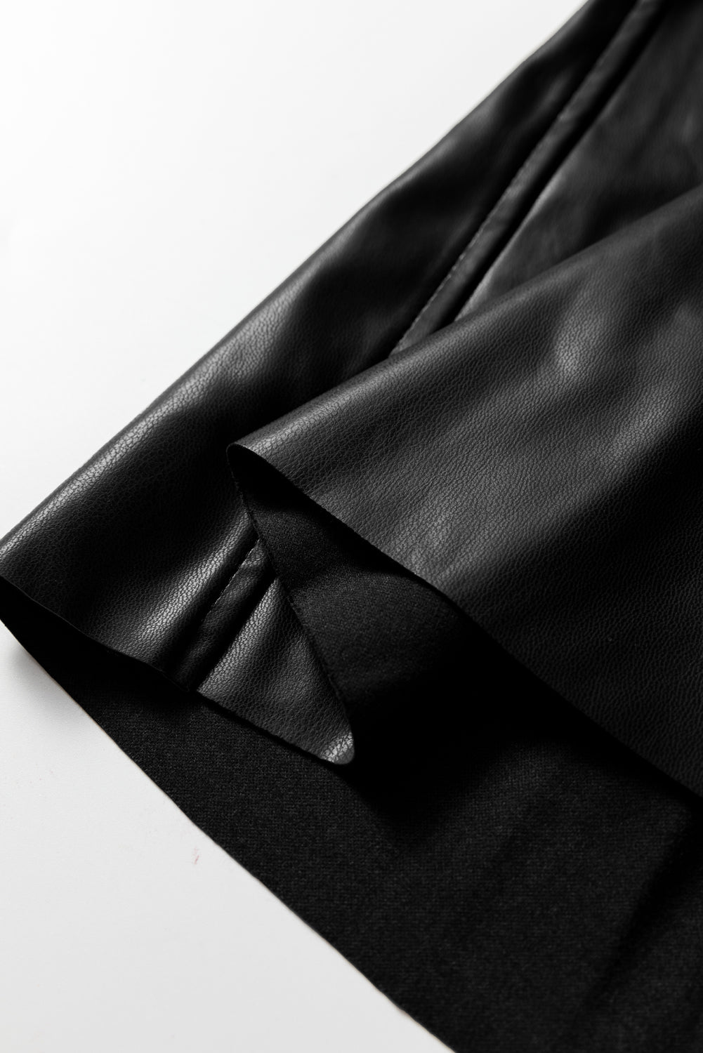 Falda midi acampanada con pliegues y detalle de hebilla retro de piel sintética negra