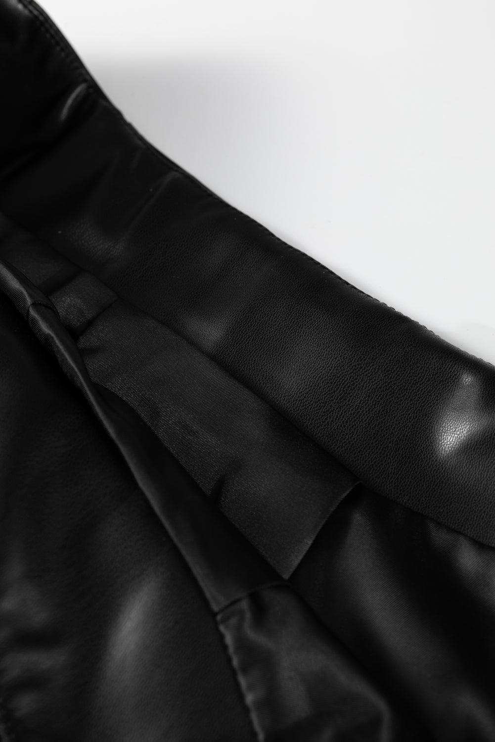 Falda midi acampanada con pliegues y detalle de hebilla retro de piel sintética negra