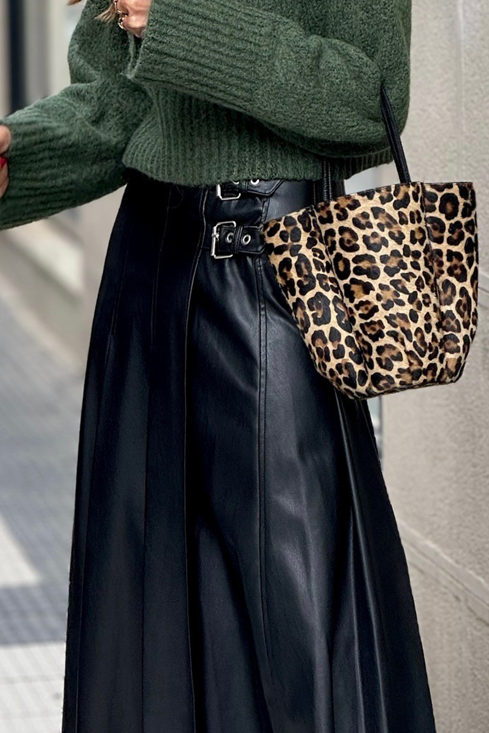 Falda midi acampanada con pliegues y detalle de hebilla retro de piel sintética negra
