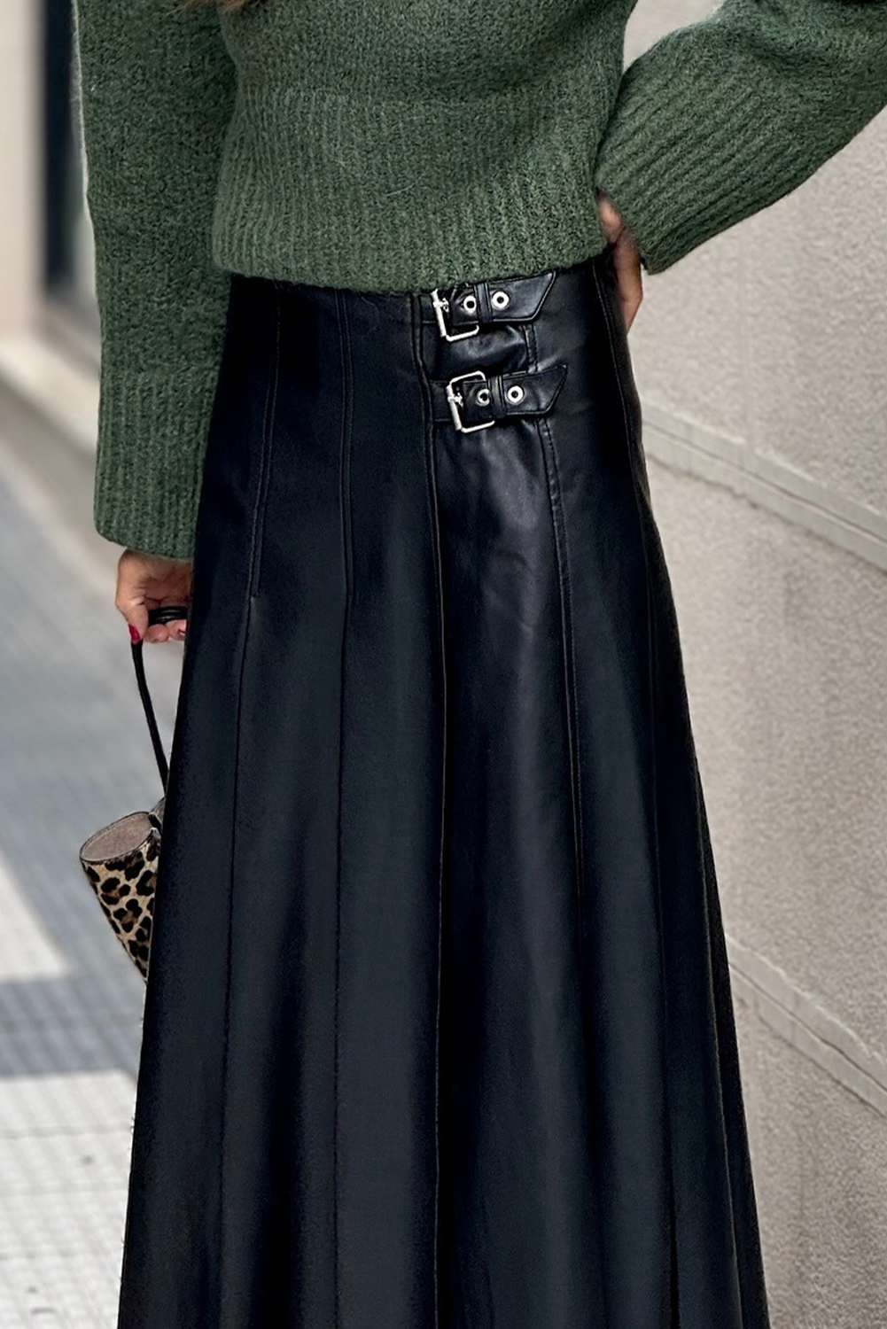 Falda midi acampanada con pliegues y detalle de hebilla retro de piel sintética negra