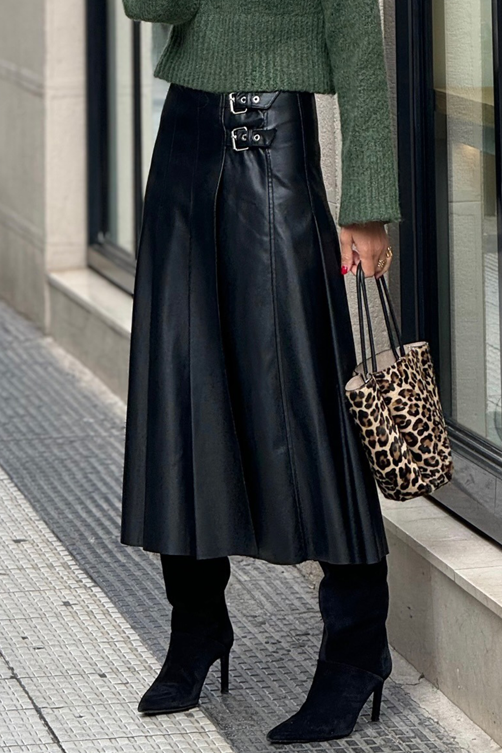 Falda midi acampanada con pliegues y detalle de hebilla retro de piel sintética negra