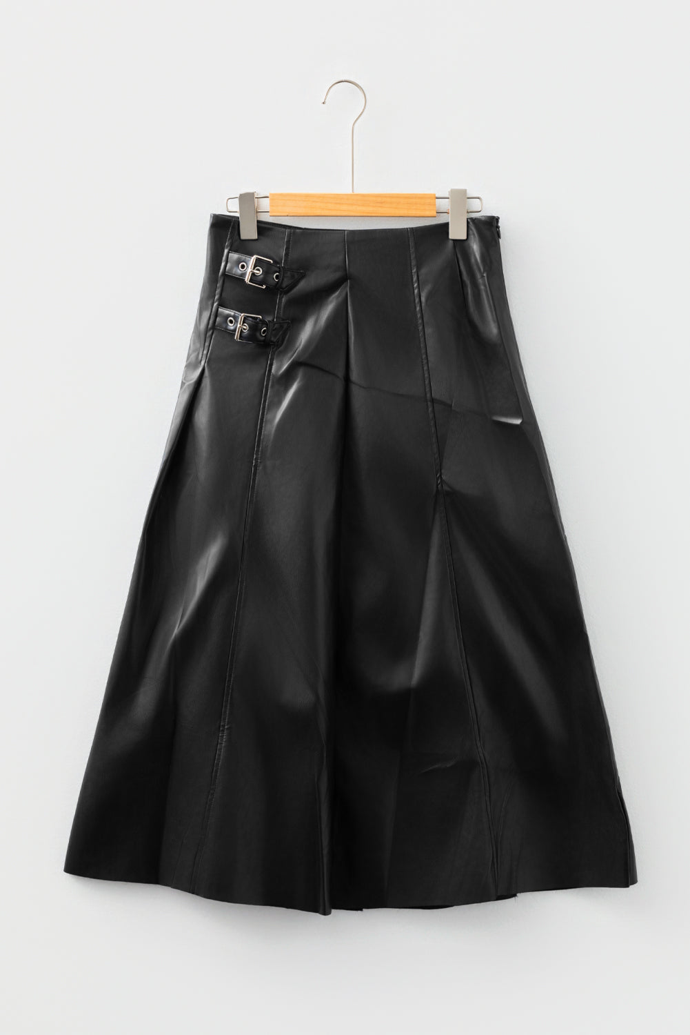 Falda midi acampanada con pliegues y detalle de hebilla retro de piel sintética negra
