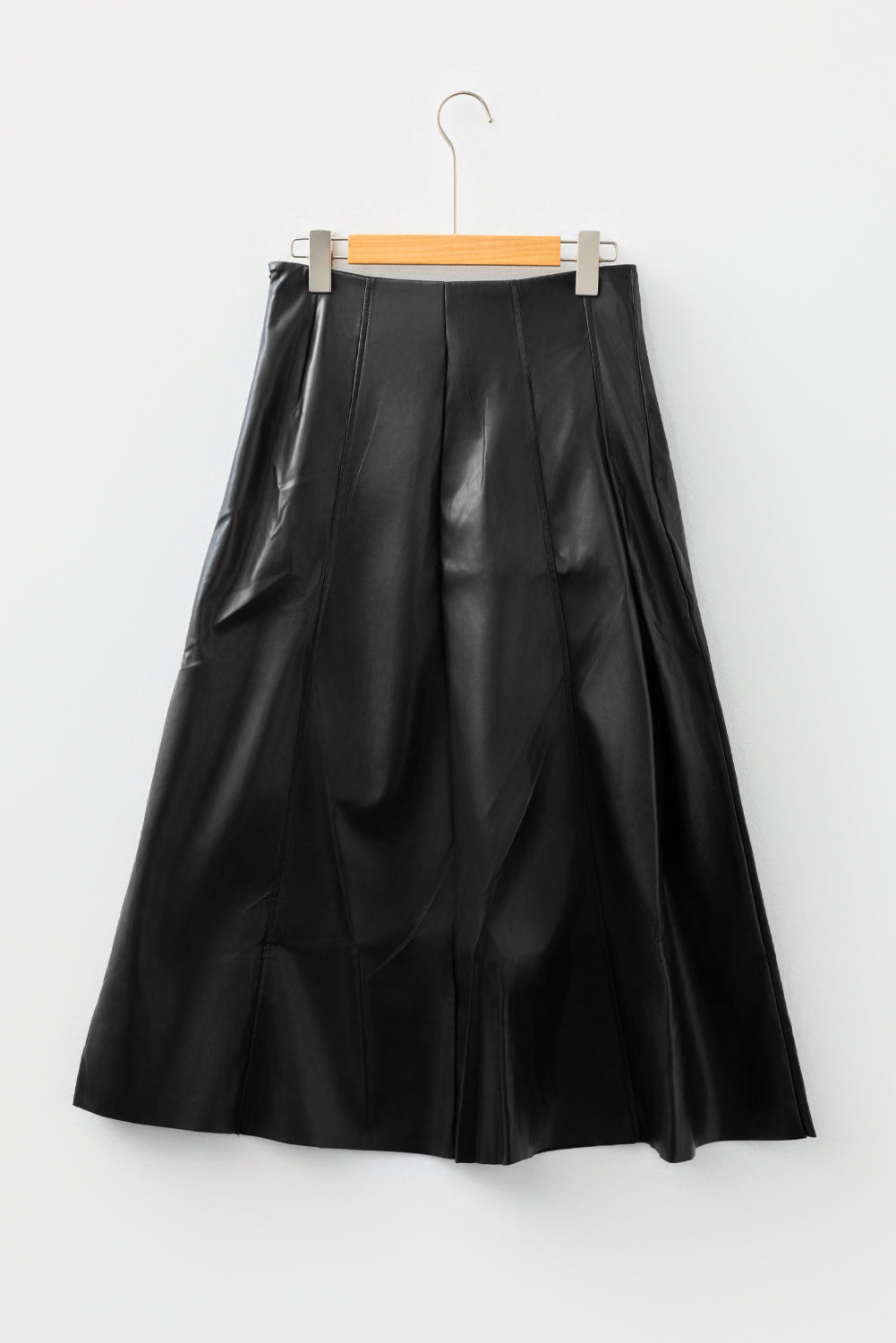Falda midi acampanada con pliegues y detalle de hebilla retro de piel sintética negra