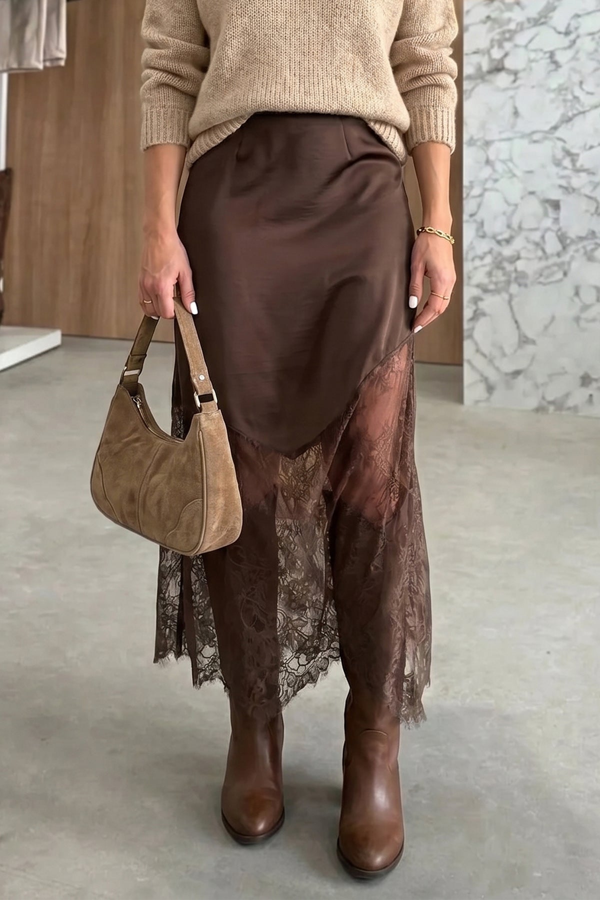 Falda larga informal de corte recto con bajo de encaje patchwork en color marrón oscuro
