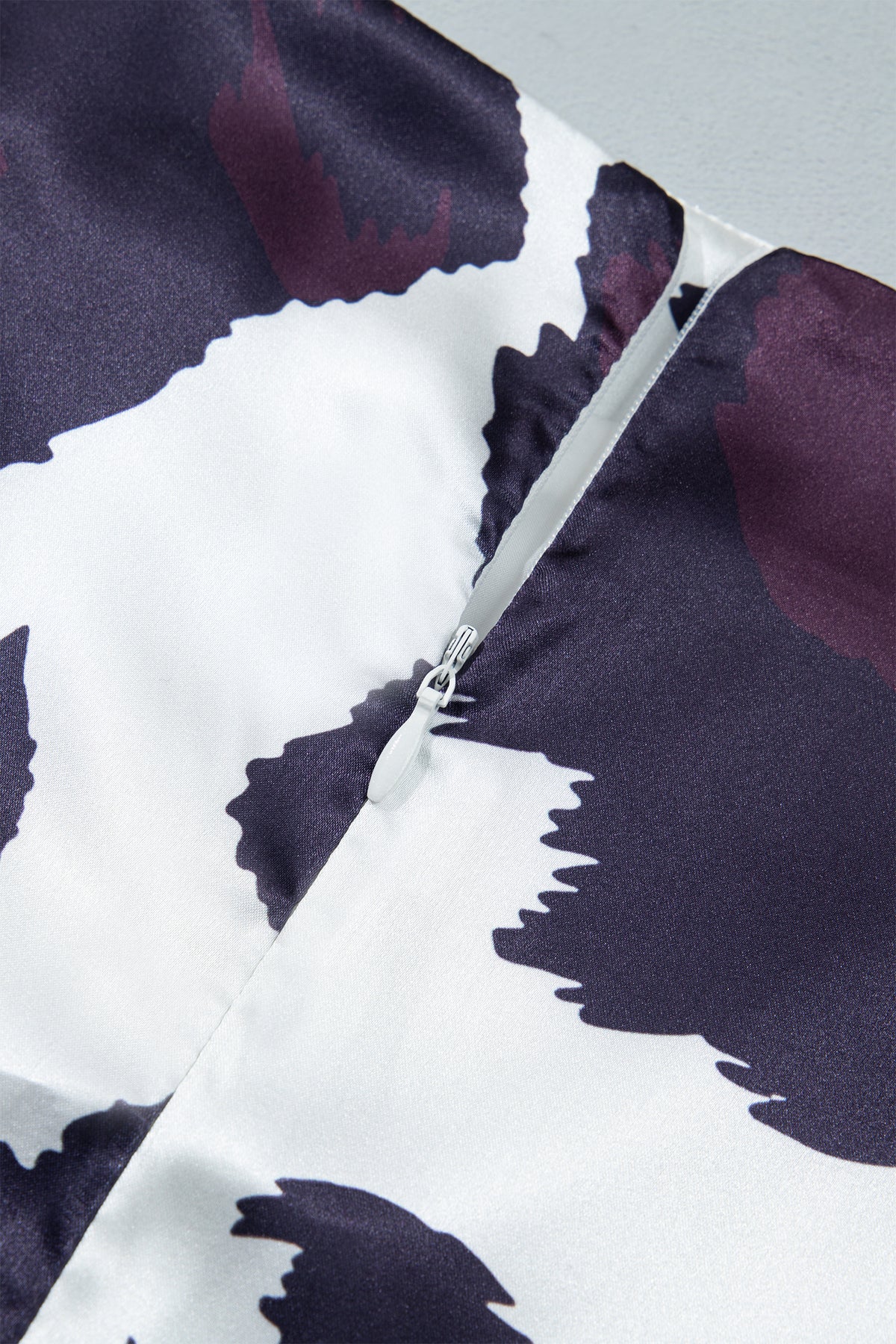 Falda larga estilo western con estampado abstracto marrón y cremallera metálica en la cintura, ideal para uso diario.