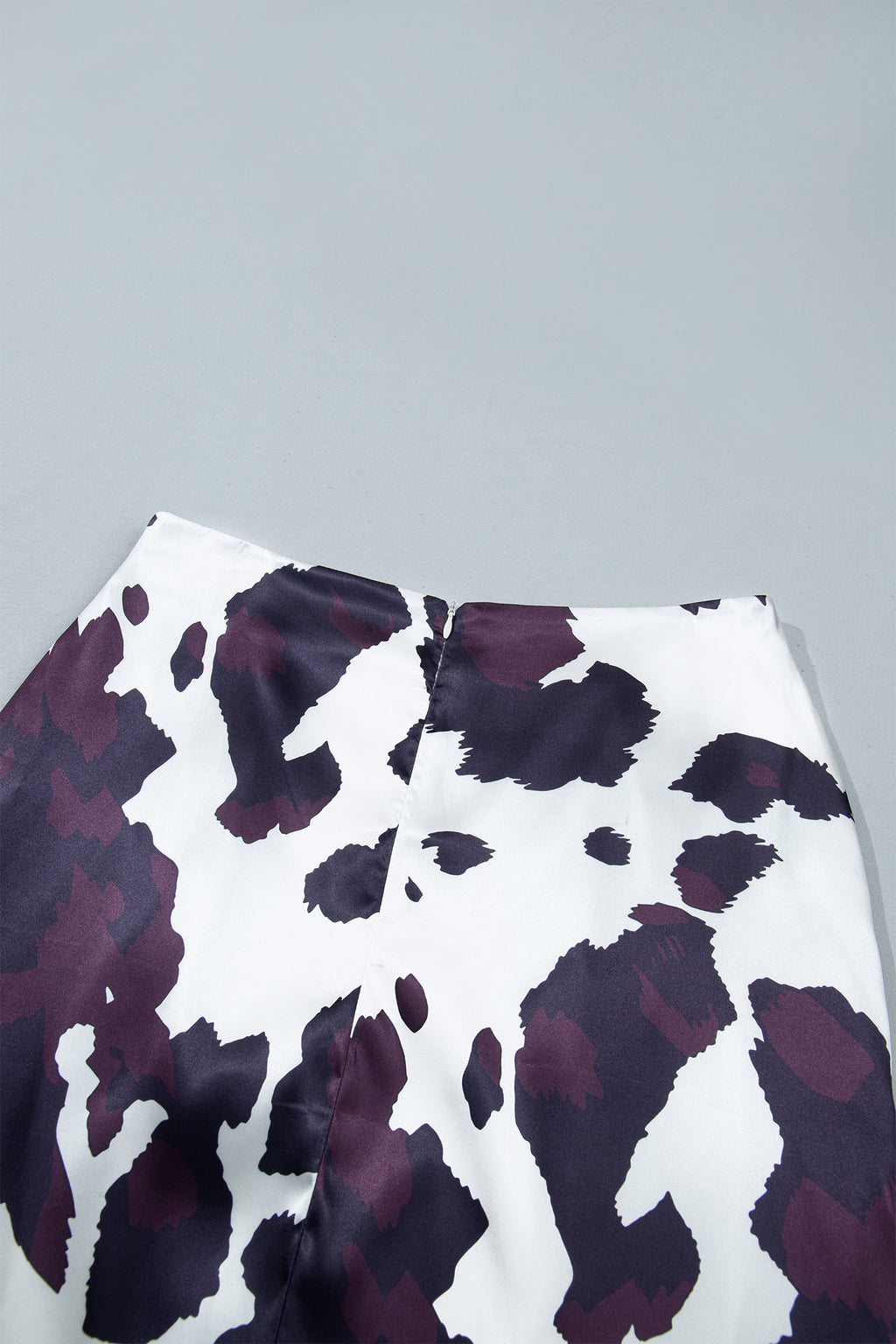 Falda larga estilo western con estampado abstracto marrón y cremallera metálica en la cintura, ideal para uso diario.