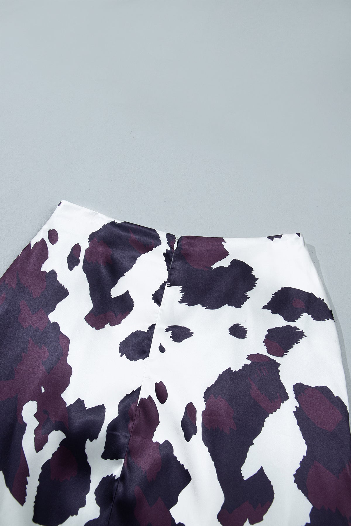 Falda larga estilo western con estampado abstracto marrón y cremallera metálica en la cintura, ideal para uso diario.