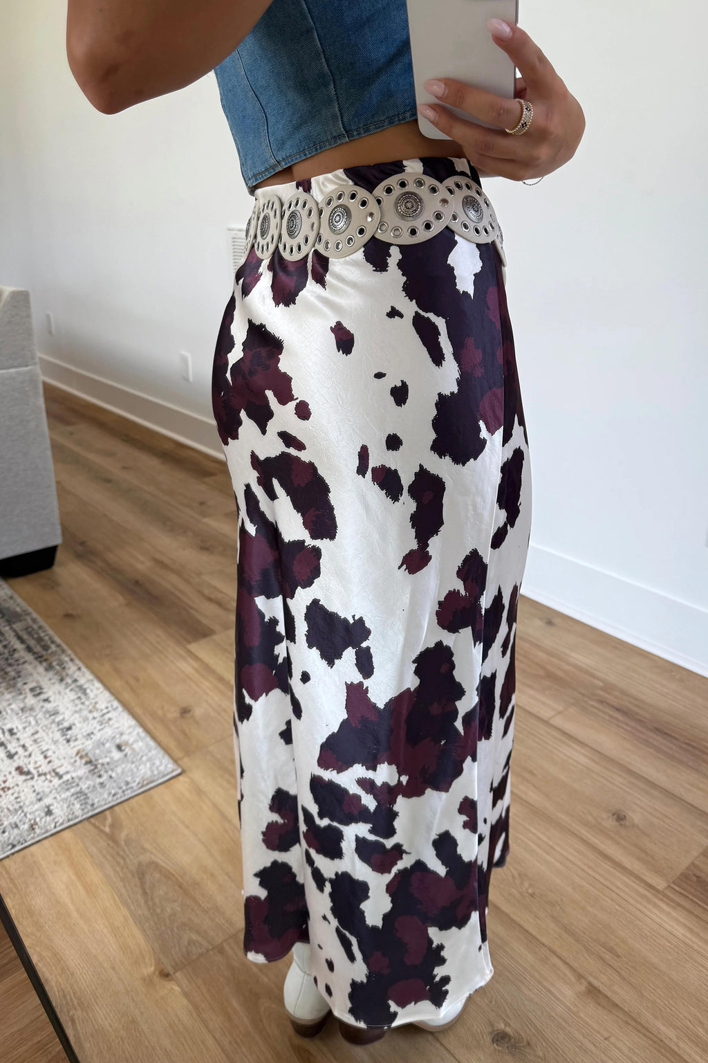 Falda larga estilo western con estampado abstracto marrón y cremallera metálica en la cintura, ideal para uso diario.