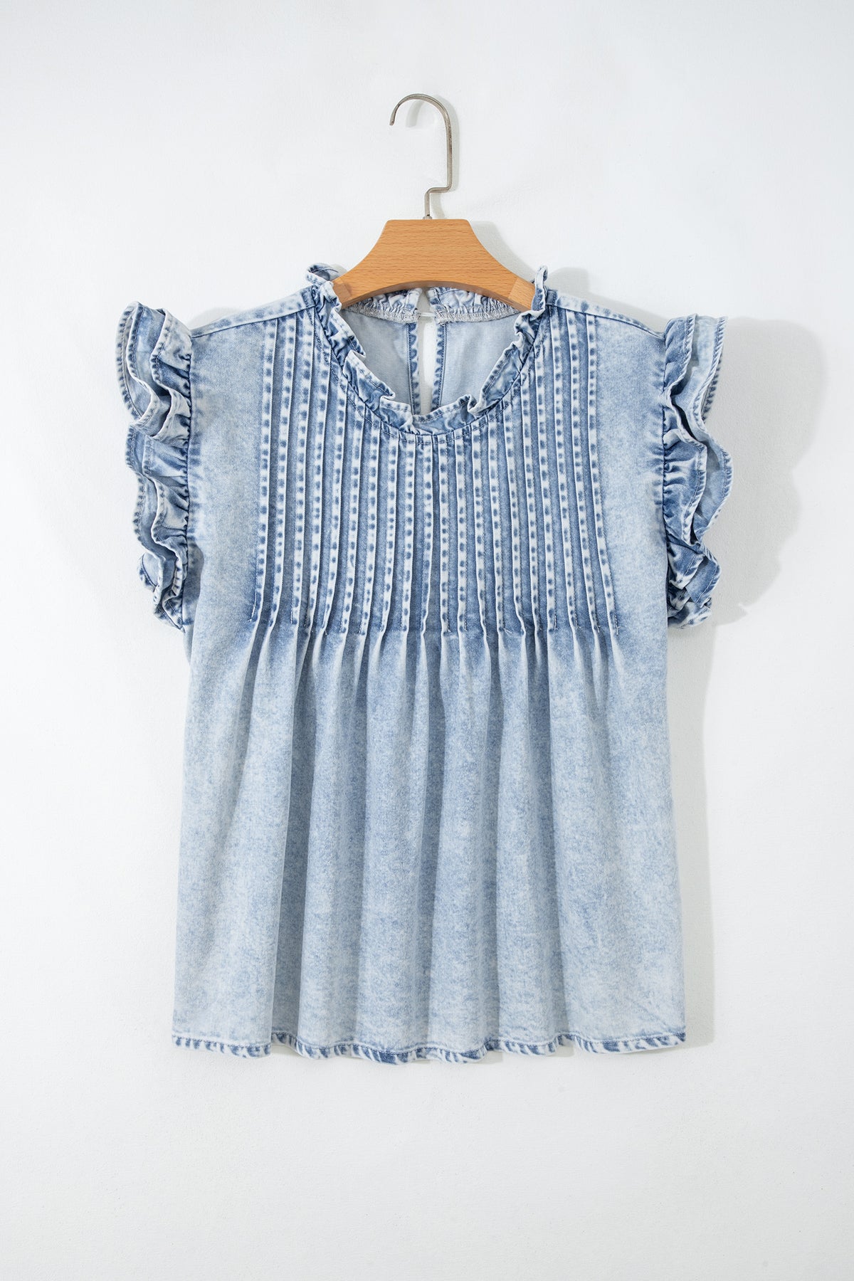 Top vaquero vintage lavado con volantes y detalles plisados en color azul Beau.