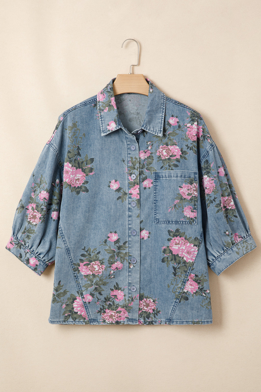Camisa vaquera azul con mangas tipo brazalete y estampado floral.