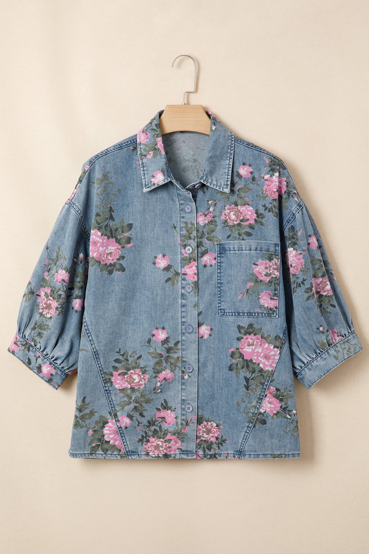 Camisa vaquera azul con mangas tipo brazalete y estampado floral.