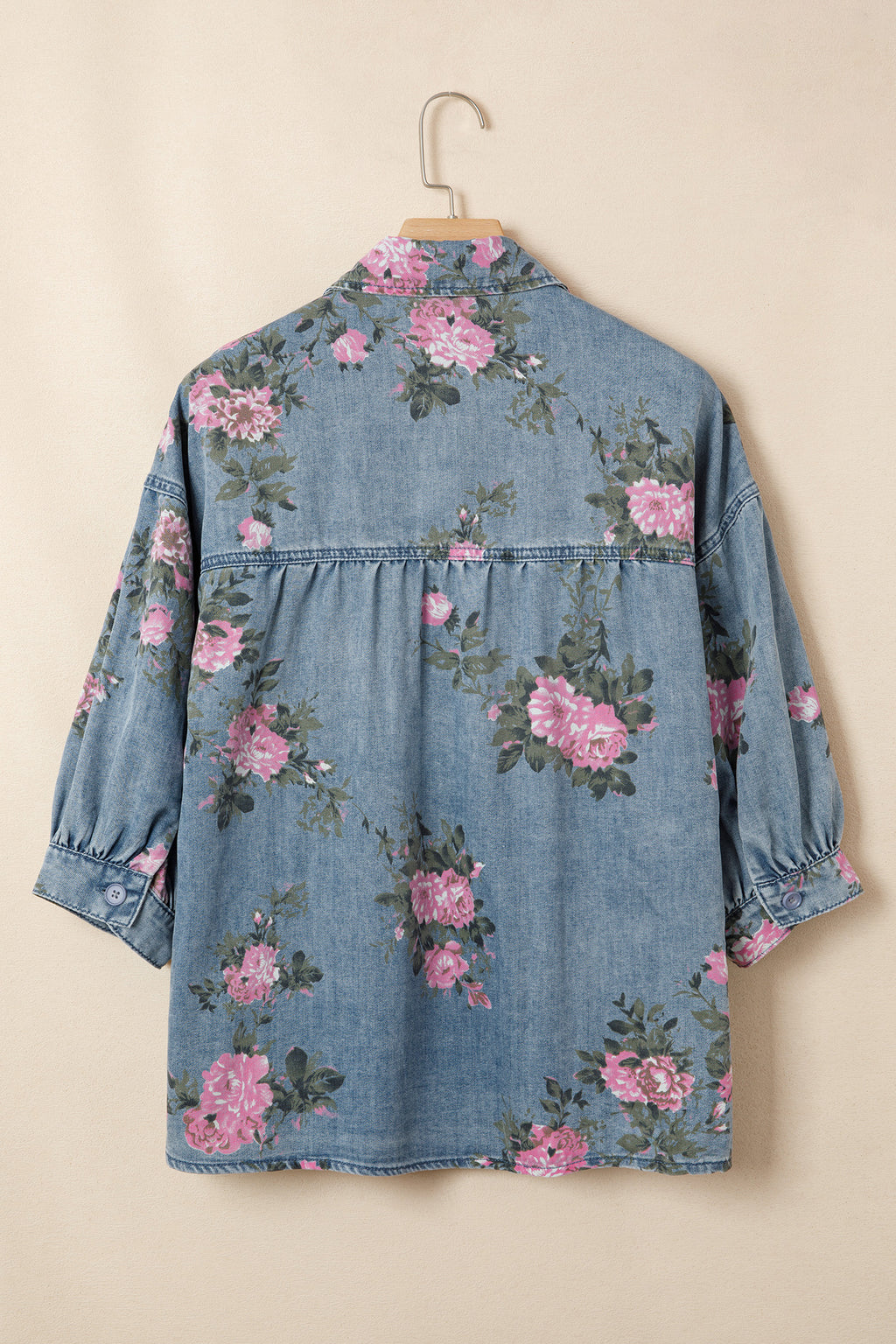 Camisa vaquera azul con mangas tipo brazalete y estampado floral.
