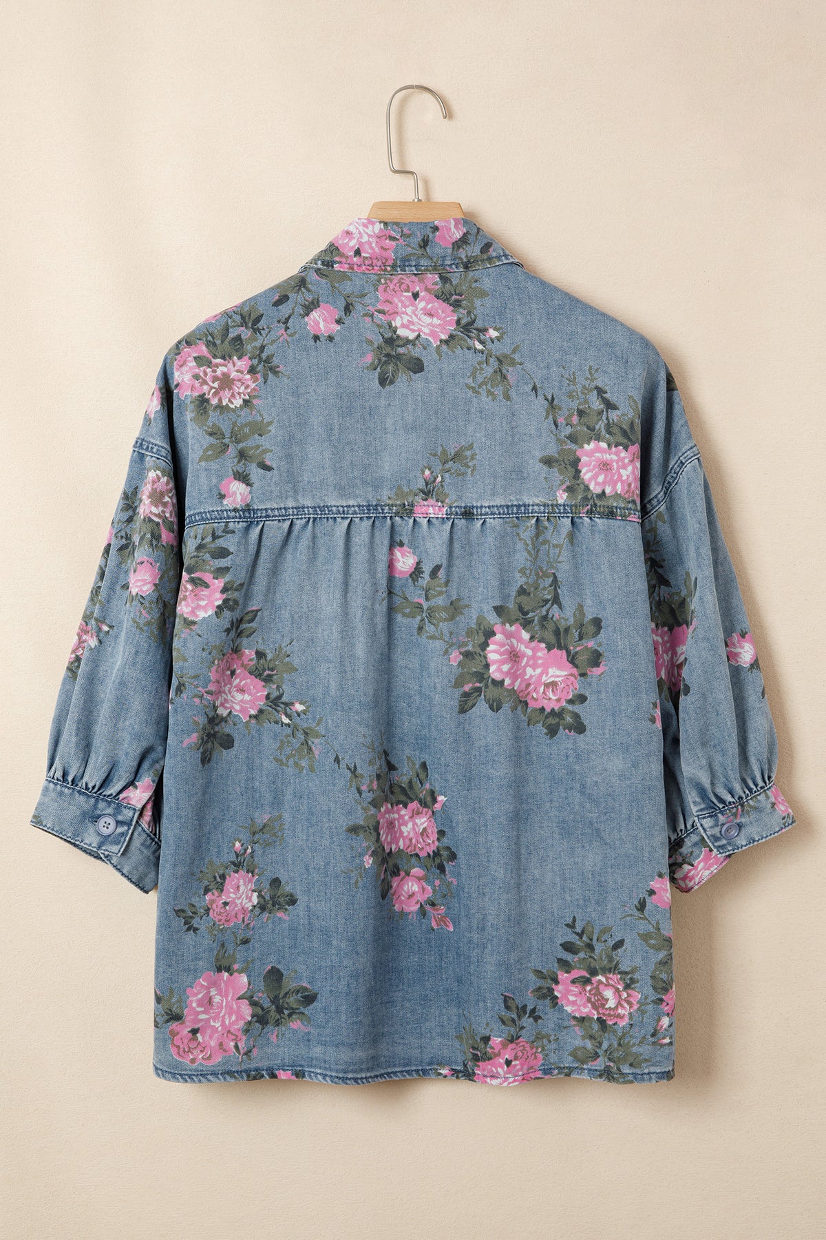 Camisa vaquera azul con mangas tipo brazalete y estampado floral.