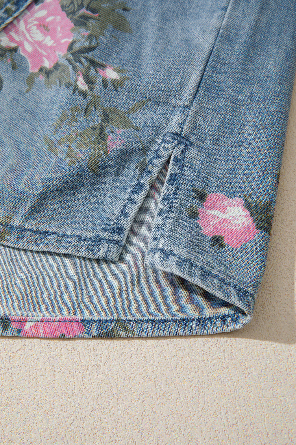 Camisa vaquera azul con mangas tipo brazalete y estampado floral.