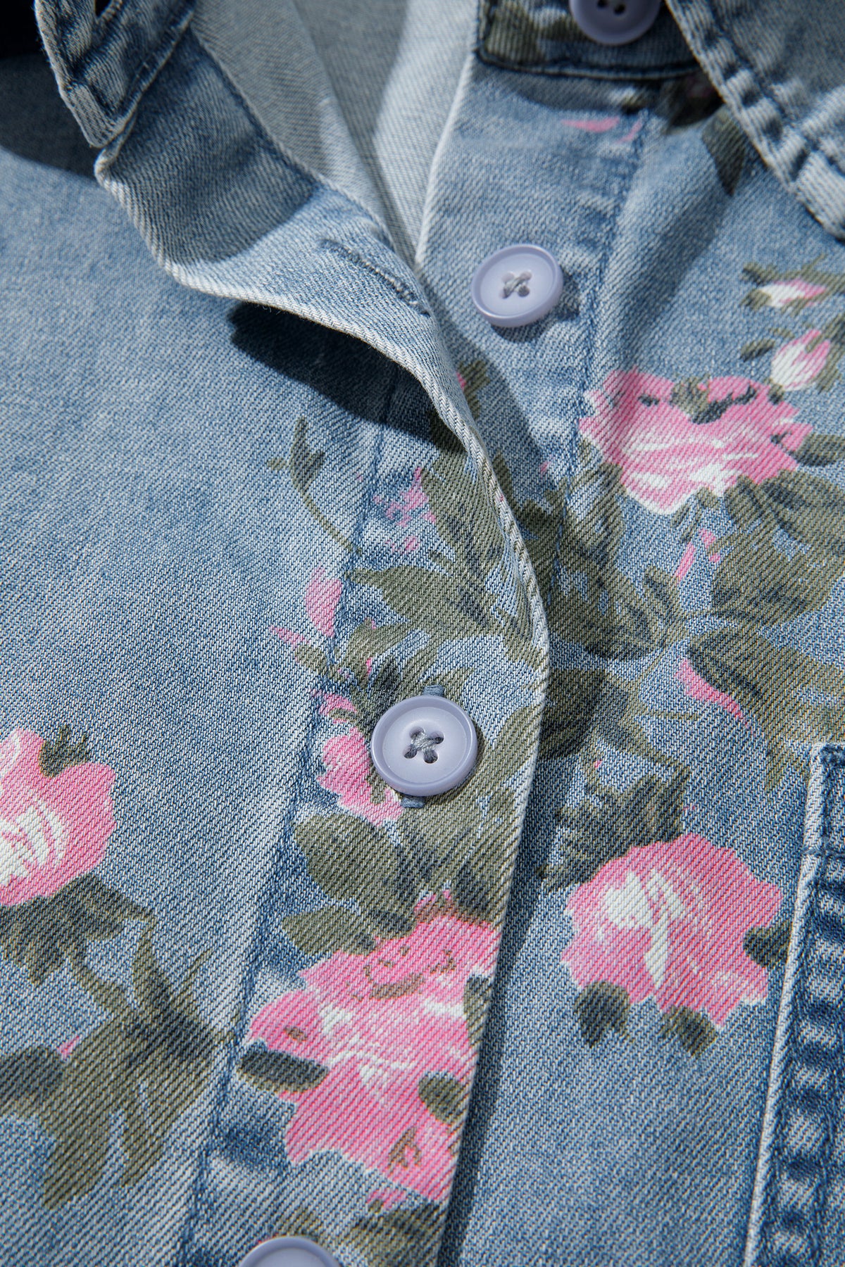 Camisa vaquera azul con mangas tipo brazalete y estampado floral.