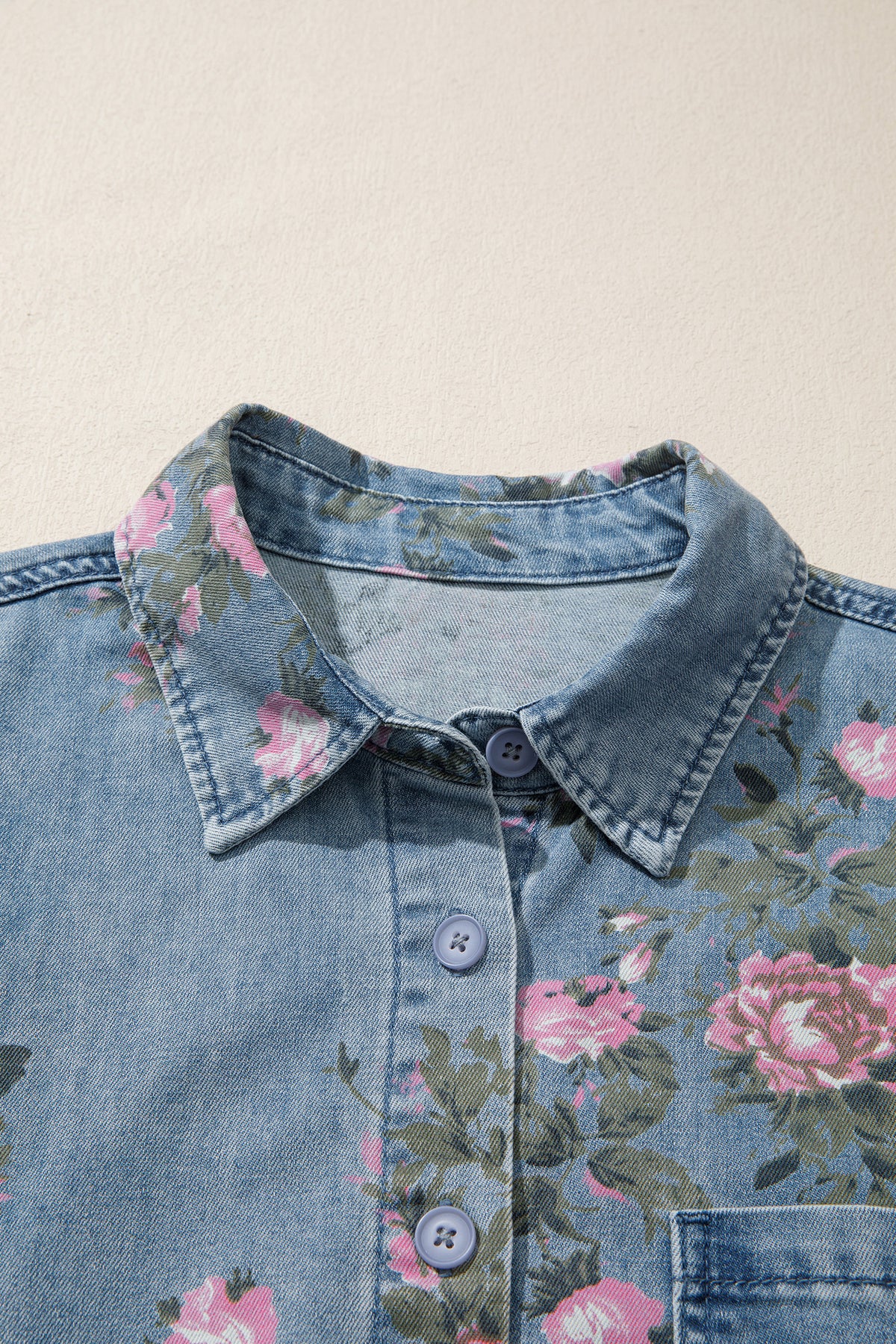 Camisa vaquera azul con mangas tipo brazalete y estampado floral.