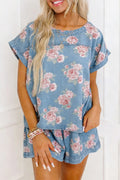 Conjunto de 2 piezas: top de manga corta de mezclilla azul cielo con estampado floral y shorts holgados.