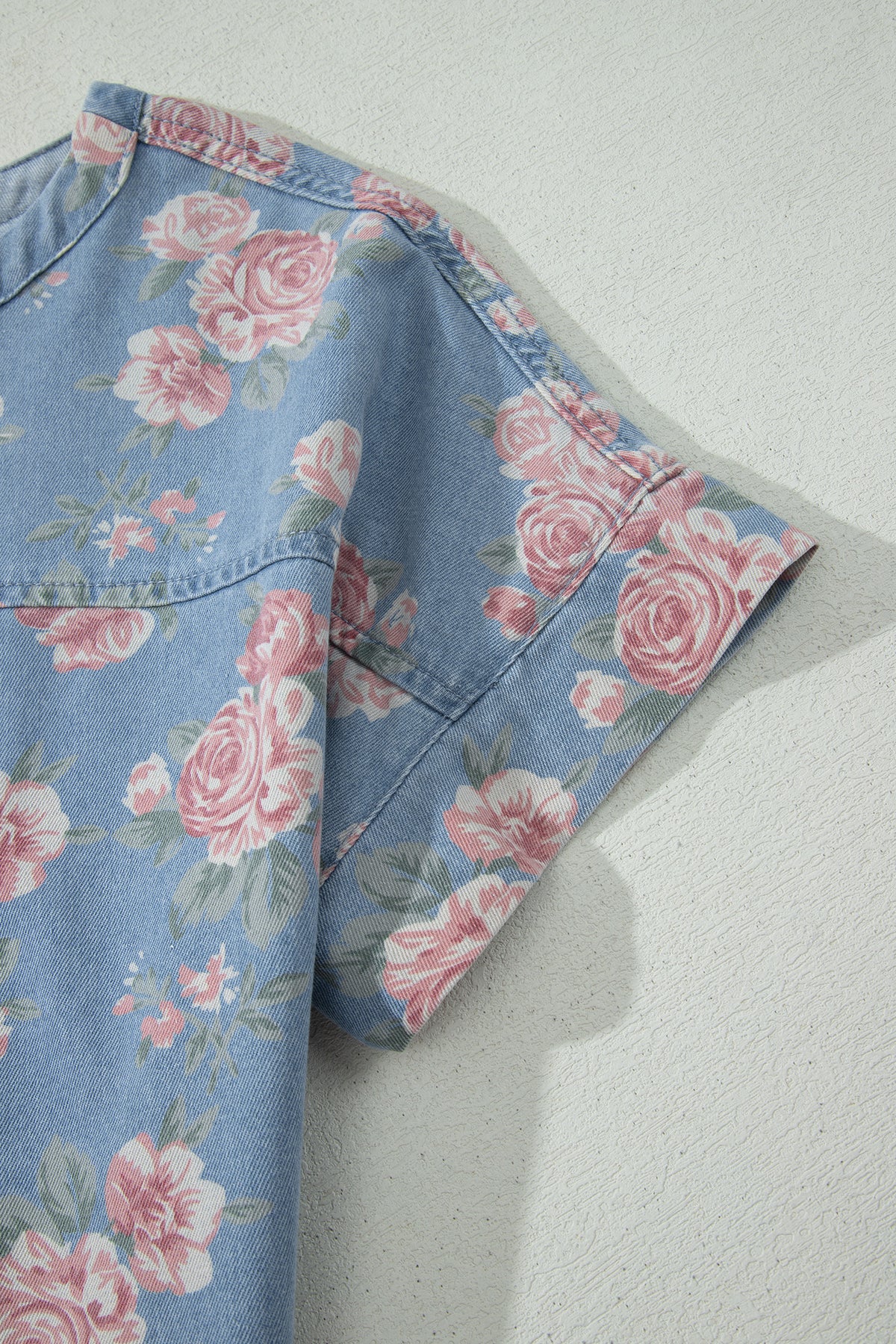 Conjunto de 2 piezas: top de manga corta de mezclilla azul cielo con estampado floral y shorts holgados.