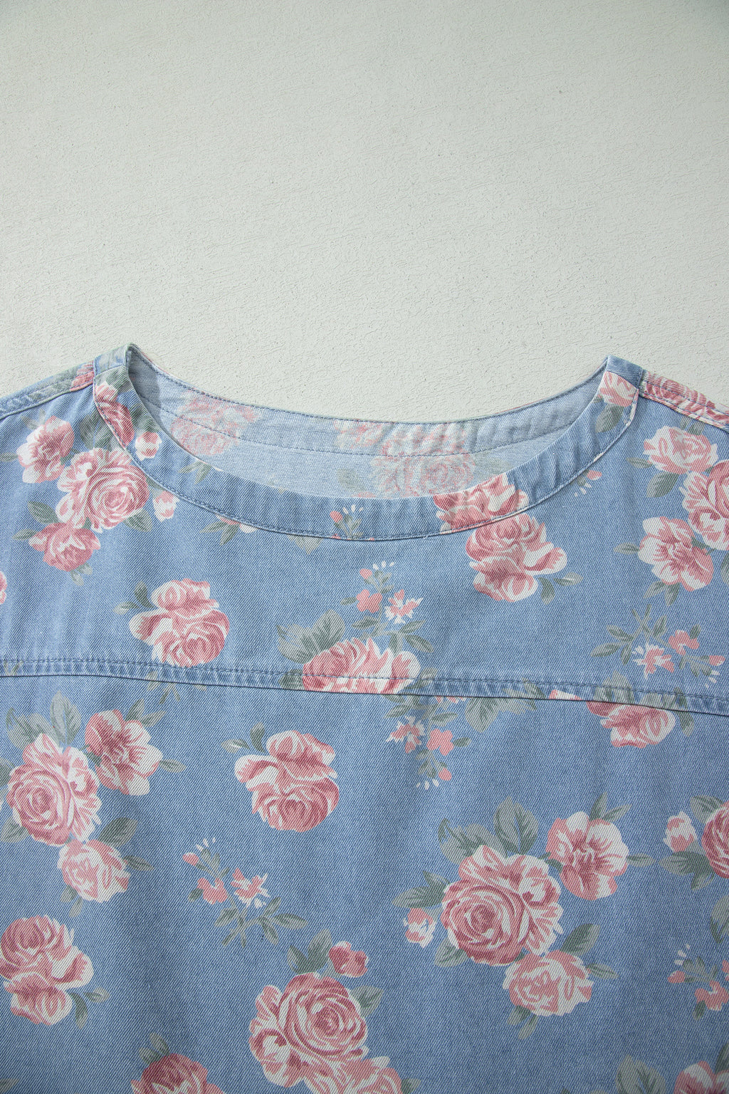 Conjunto de 2 piezas: top de manga corta de mezclilla azul cielo con estampado floral y shorts holgados.