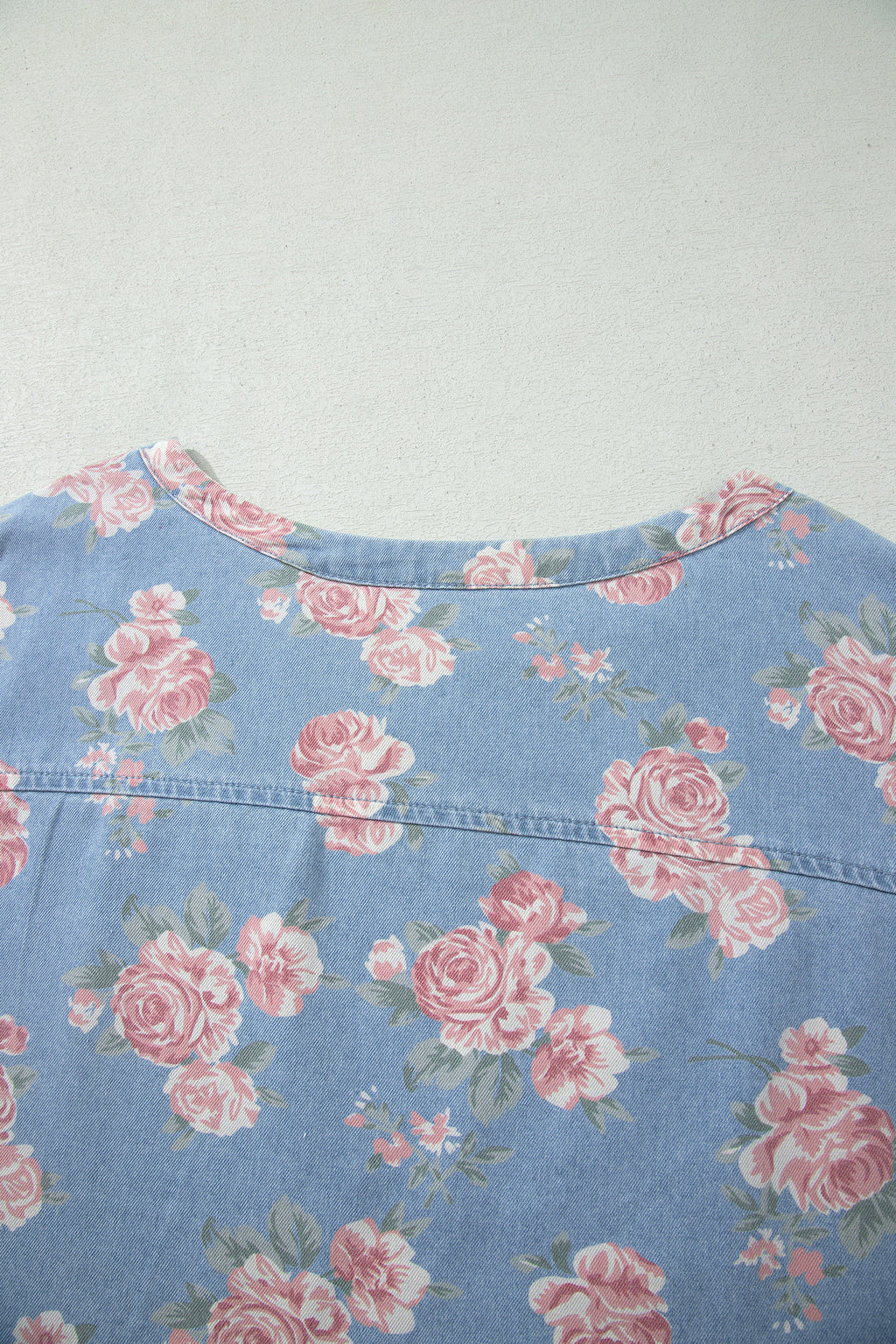 Conjunto de 2 piezas: top de manga corta de mezclilla azul cielo con estampado floral y shorts holgados.