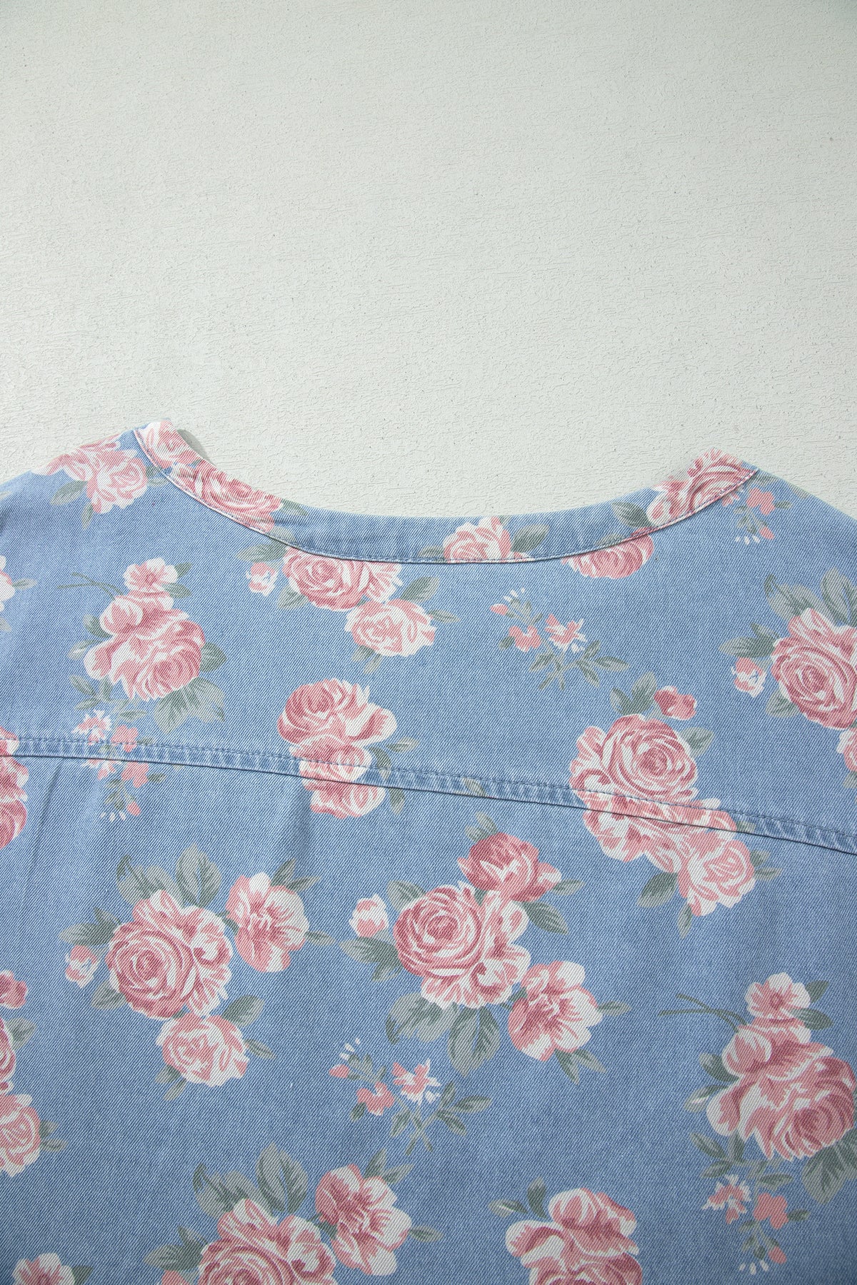 Conjunto de 2 piezas: top de manga corta de mezclilla azul cielo con estampado floral y shorts holgados.