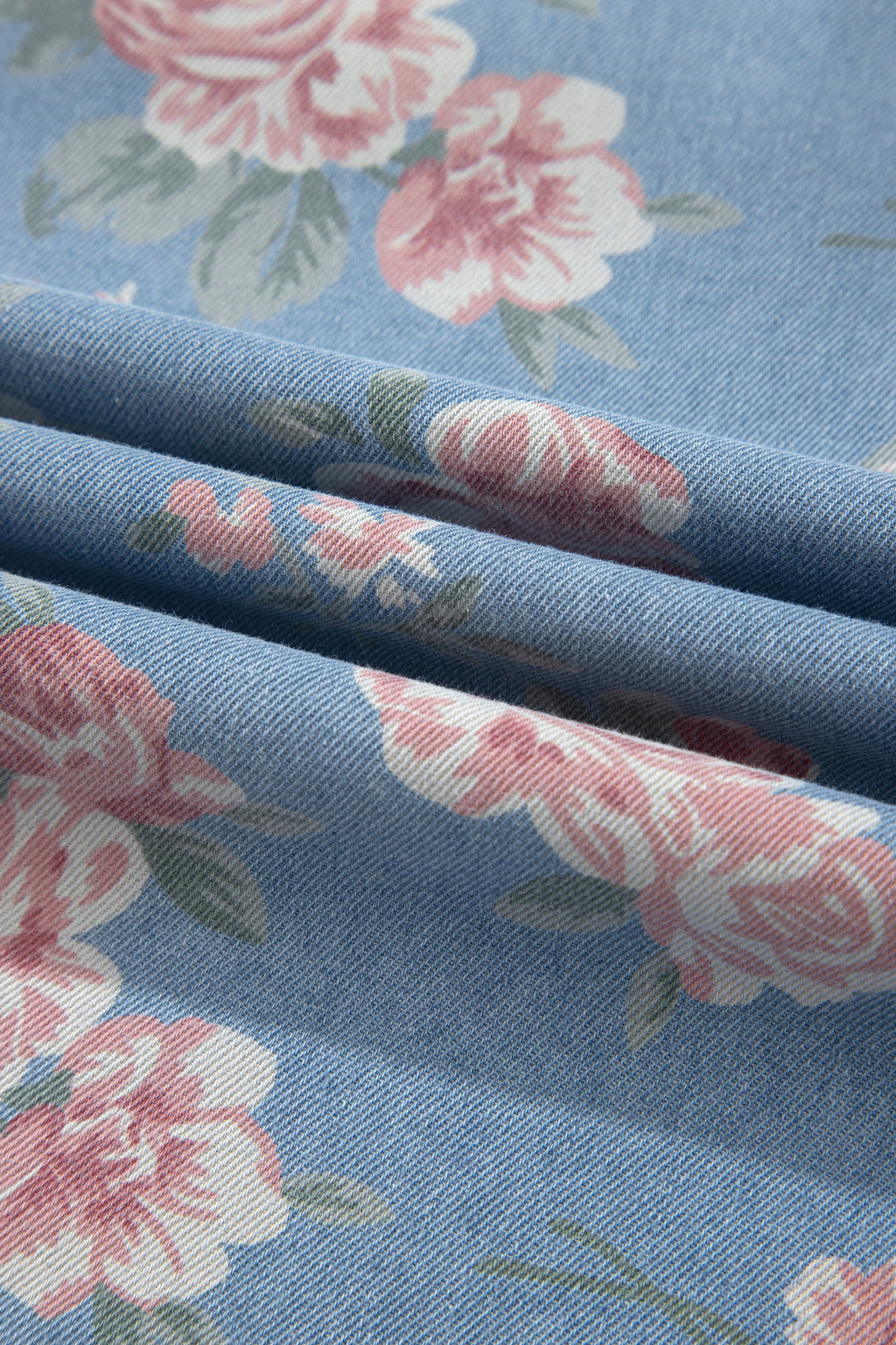 Conjunto de 2 piezas: top de manga corta de mezclilla azul cielo con estampado floral y shorts holgados.