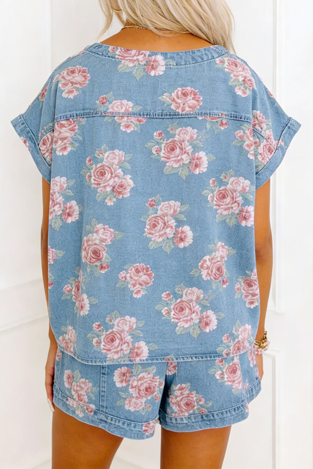 Conjunto de 2 piezas: top de manga corta de mezclilla azul cielo con estampado floral y shorts holgados.