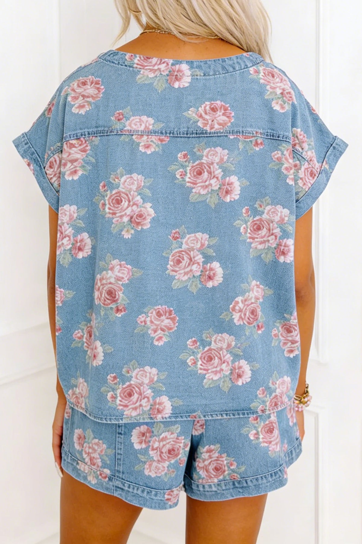 Conjunto de 2 piezas: top de manga corta de mezclilla azul cielo con estampado floral y shorts holgados.