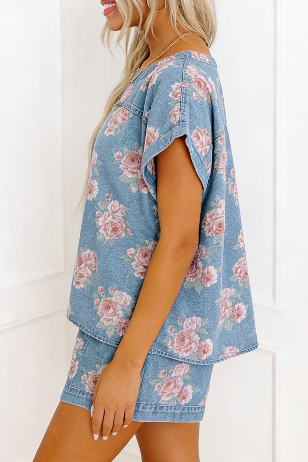 Conjunto de 2 piezas: top de manga corta de mezclilla azul cielo con estampado floral y shorts holgados.