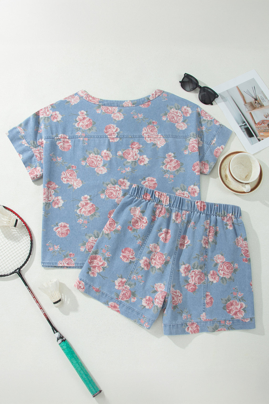 Conjunto de 2 piezas: top de manga corta de mezclilla azul cielo con estampado floral y shorts holgados.