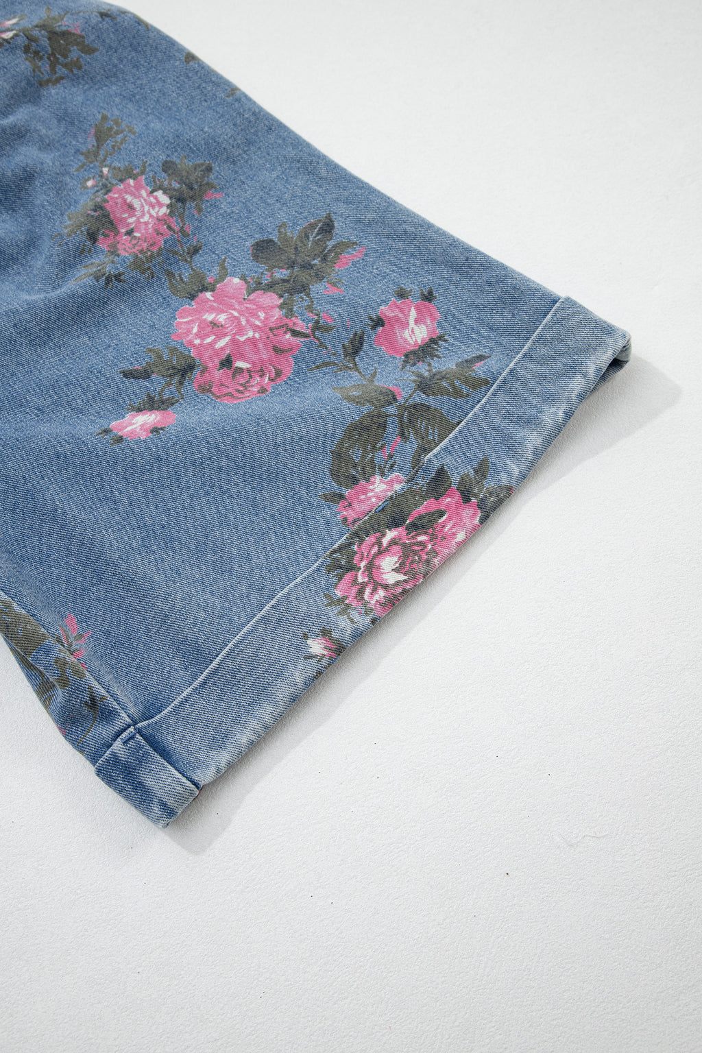 Peto corto vaquero con estampado floral de Myosotis