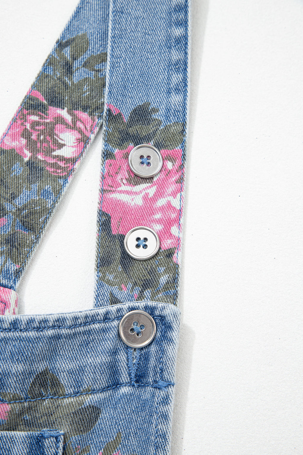 Peto corto vaquero con estampado floral de Myosotis