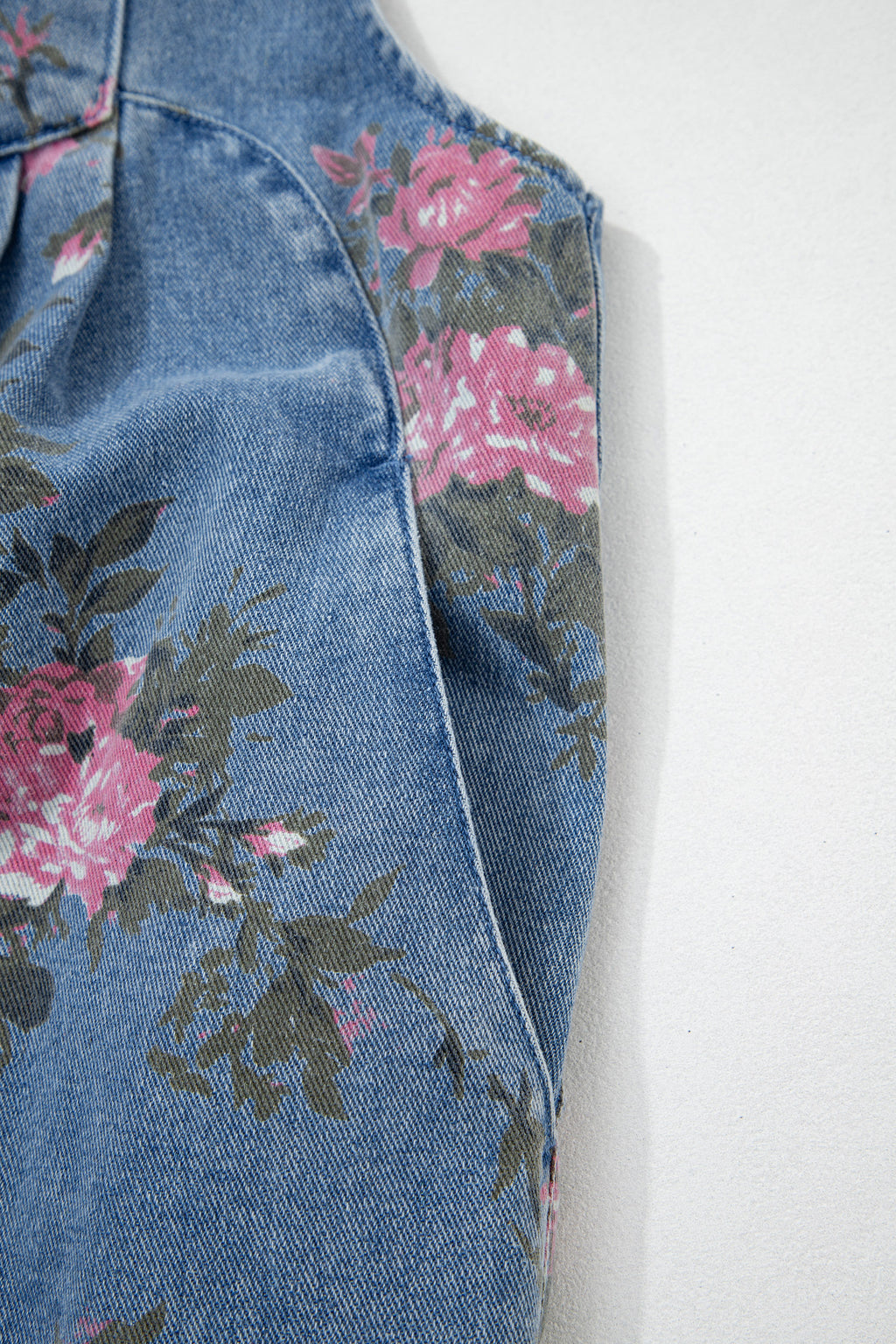Peto corto vaquero con estampado floral de Myosotis