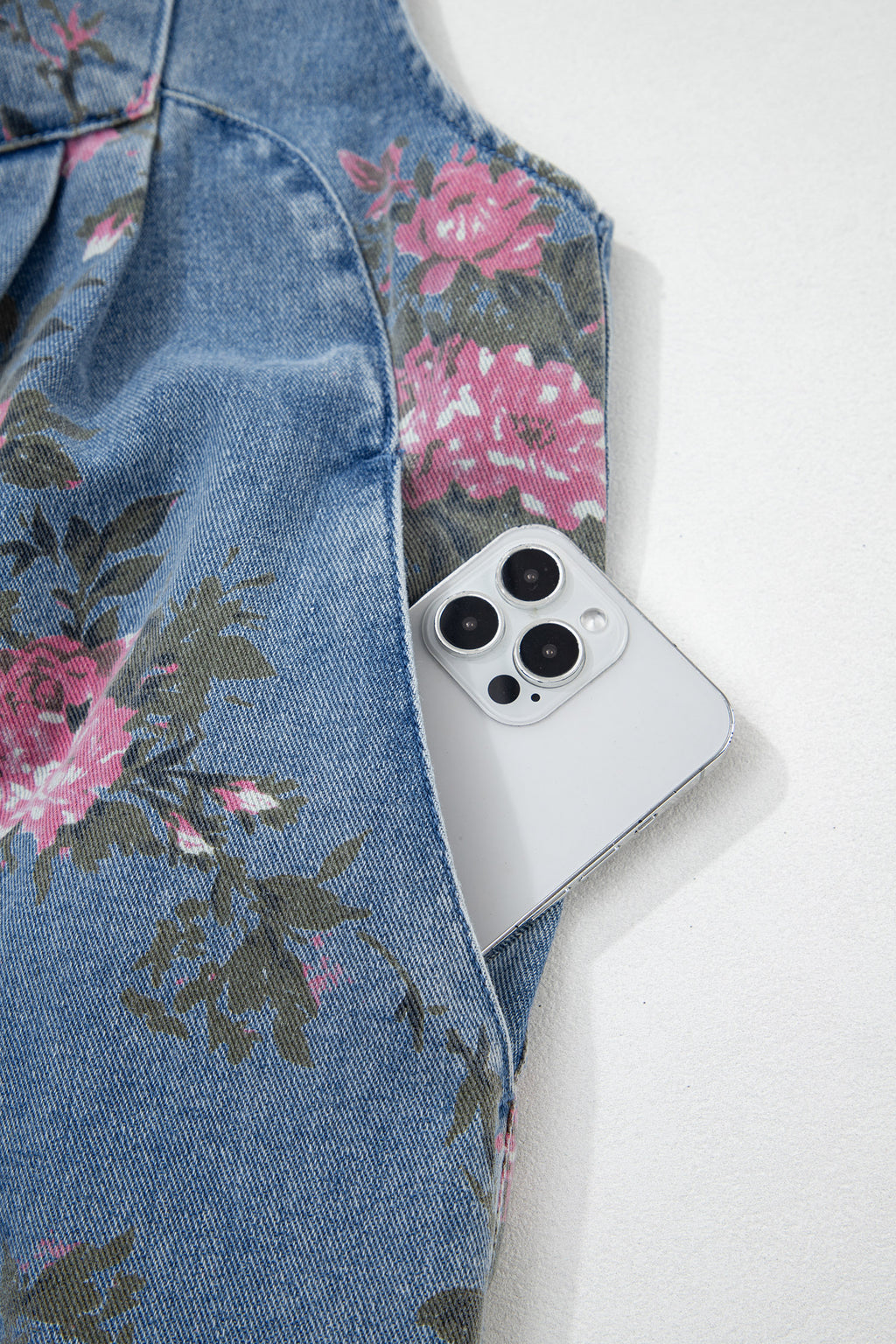 Peto corto vaquero con estampado floral de Myosotis