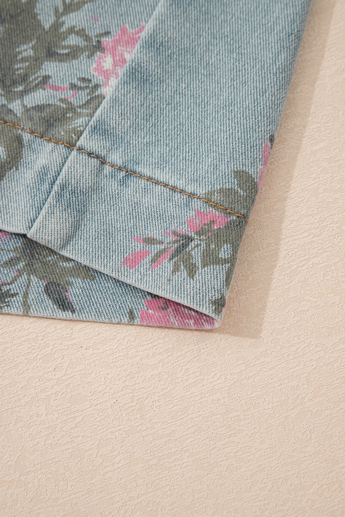 Mono vaquero plisado de talle alto y pierna ancha con estampado floral azul Beau