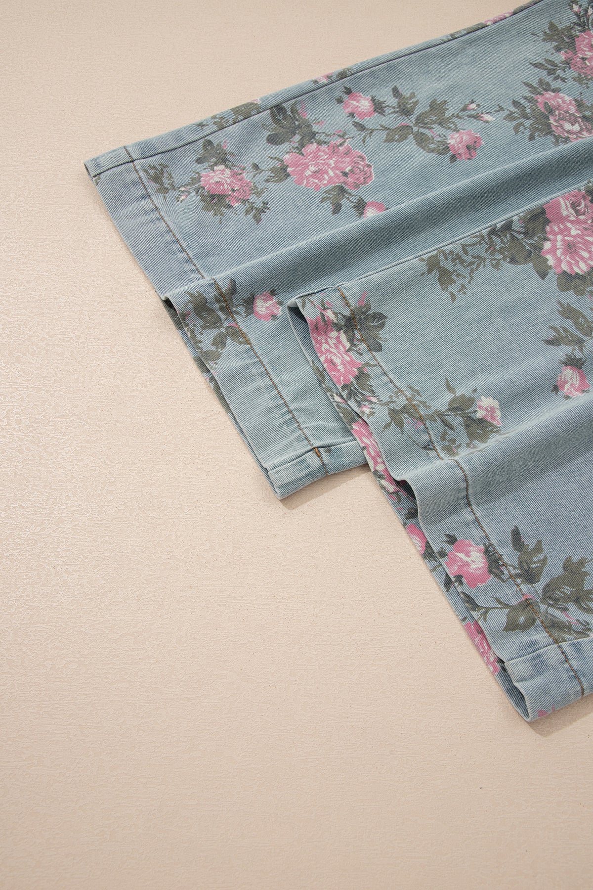 Mono vaquero plisado de talle alto y pierna ancha con estampado floral azul Beau