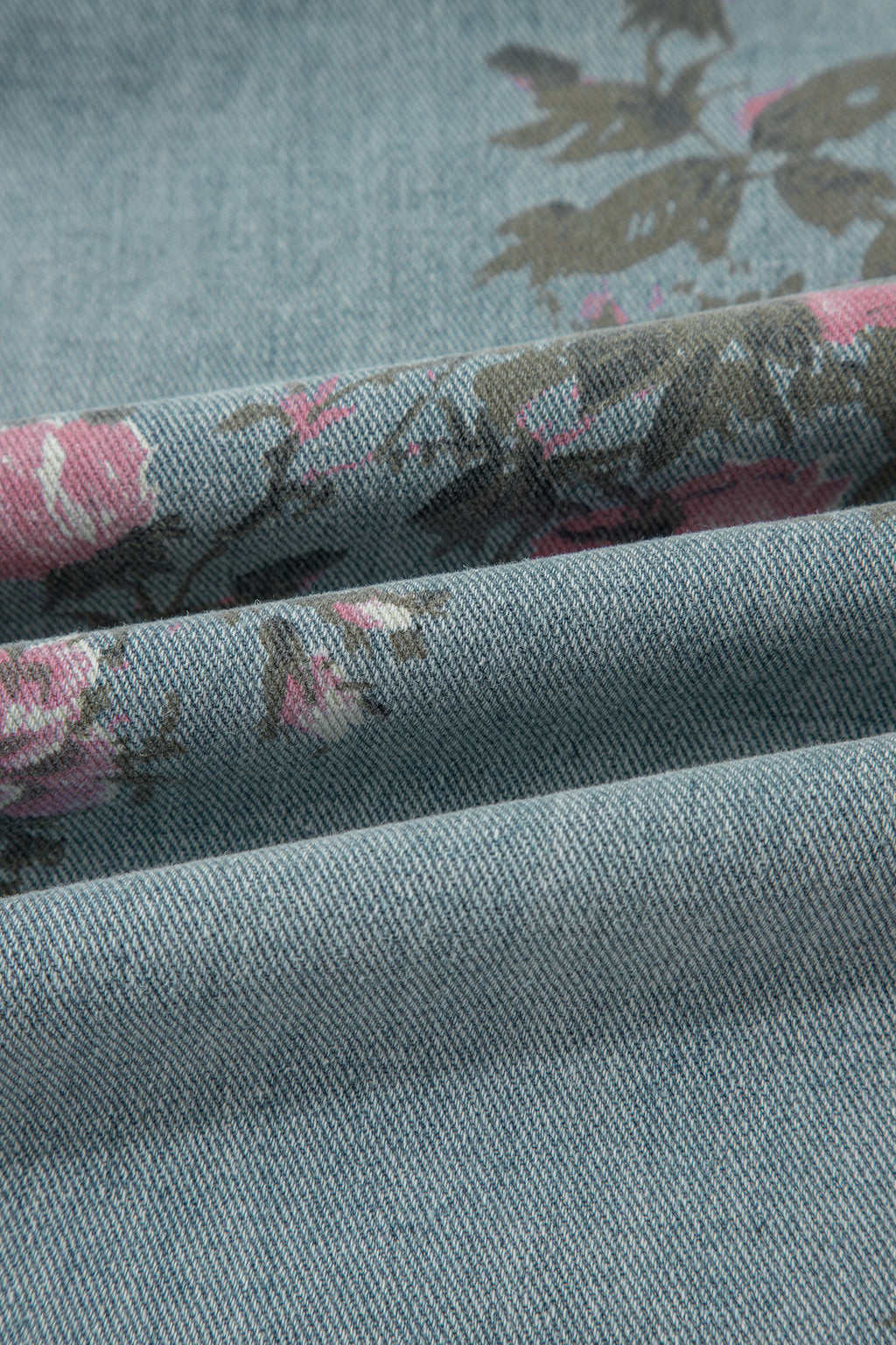Mono vaquero plisado de talle alto y pierna ancha con estampado floral azul Beau