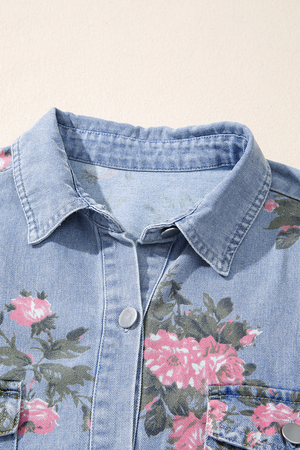 Vestido camisero de manga corta con botones y estampado floral en azul cielo