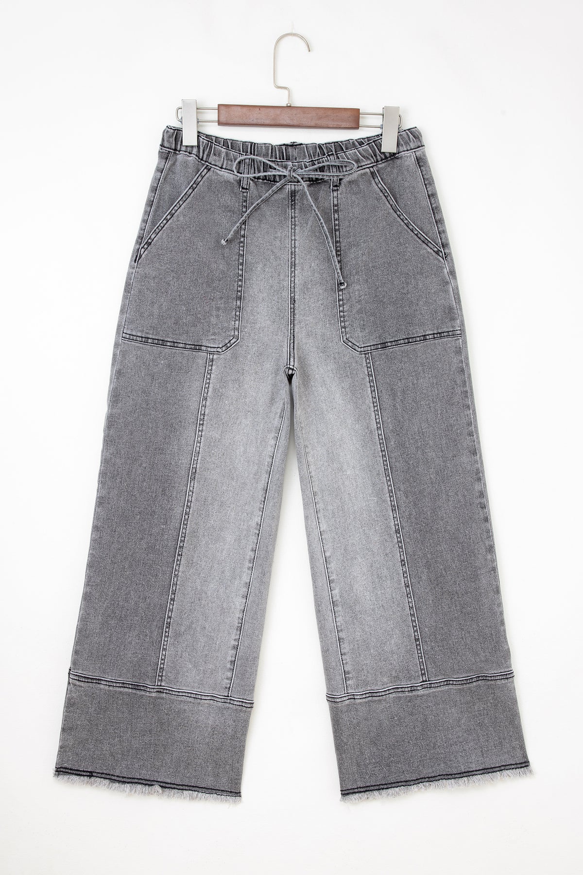 Pantalones vaqueros de pierna ancha gris.