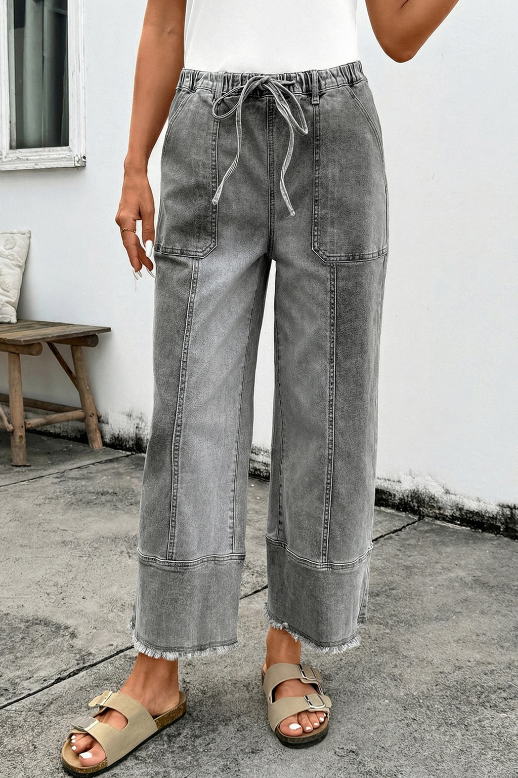 Pantalones vaqueros de pierna ancha gris.