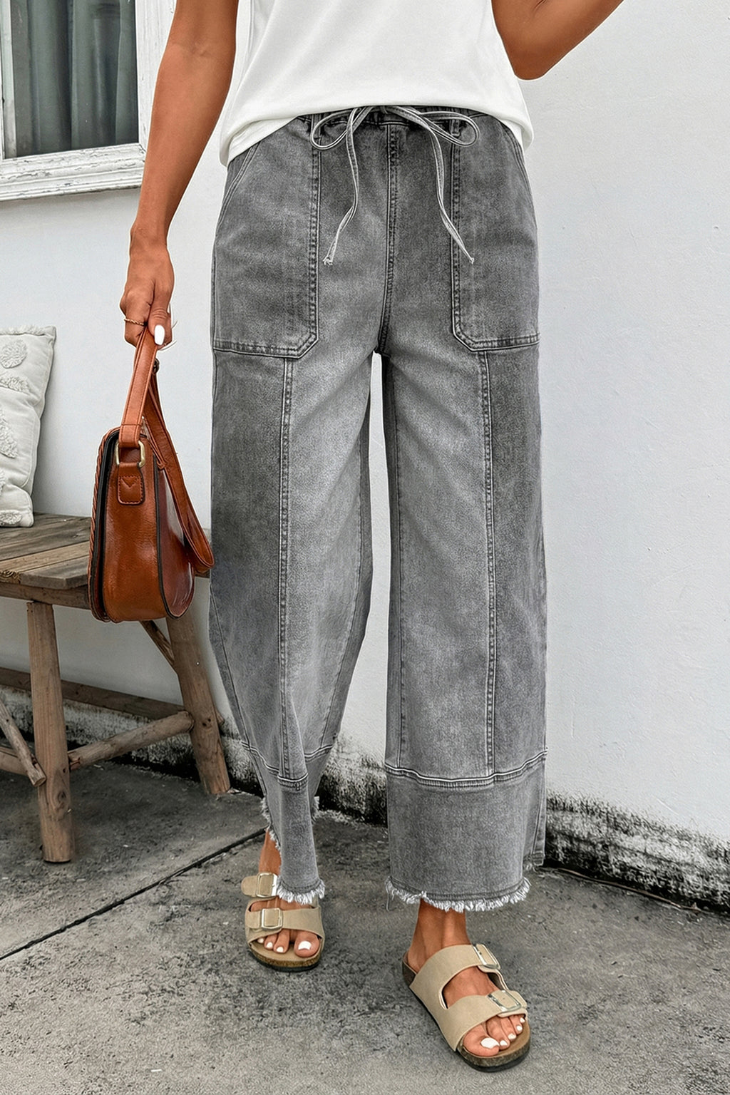 Pantalones vaqueros de pierna ancha gris.