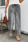 Pantalones vaqueros de pierna ancha gris.