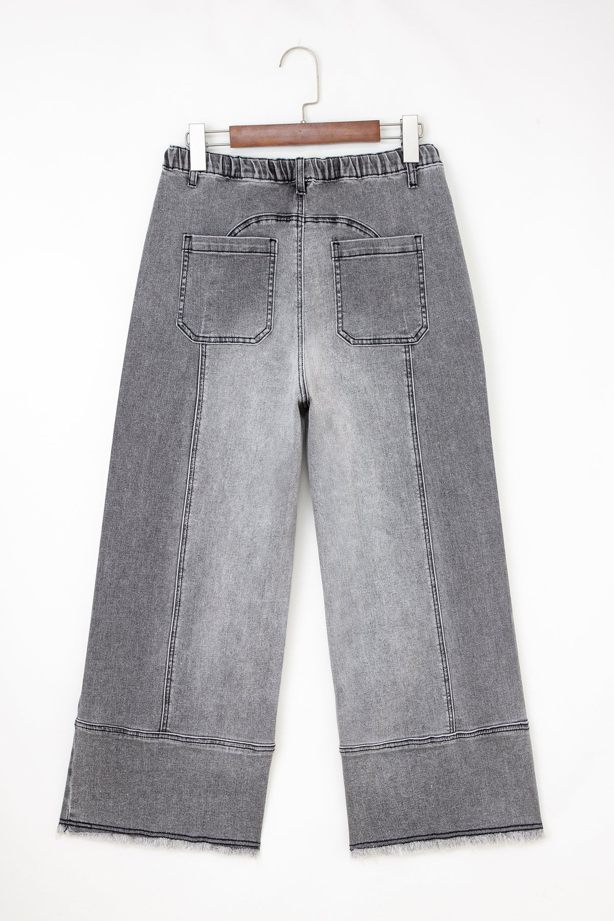 Pantalones vaqueros de pierna ancha gris.