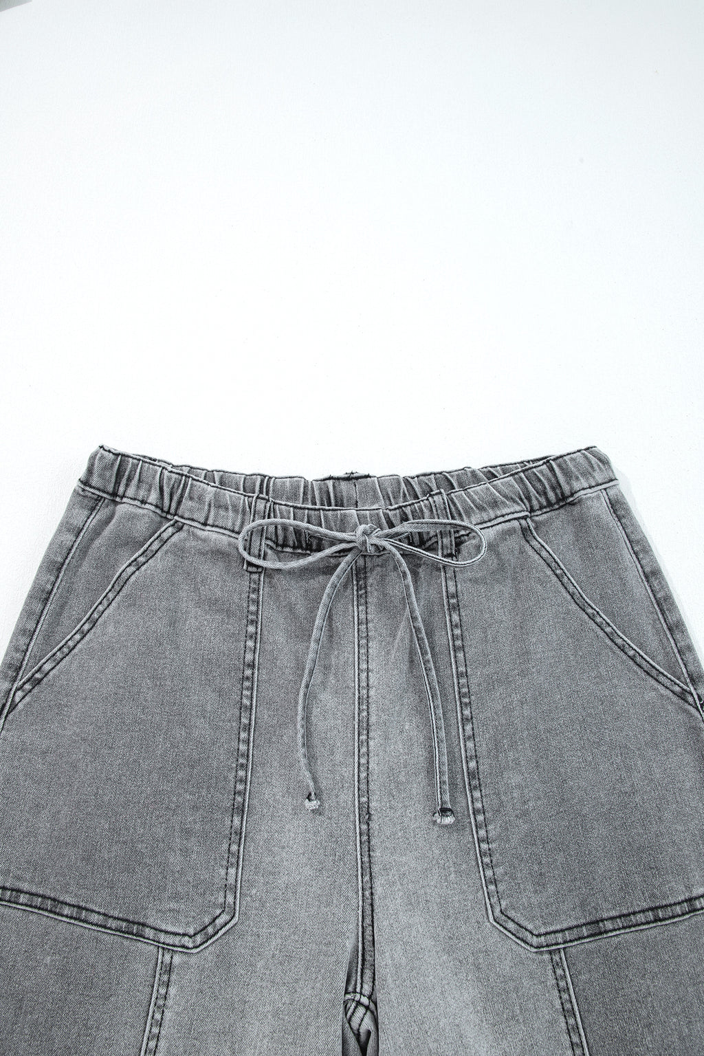 Pantalones vaqueros de pierna ancha gris.
